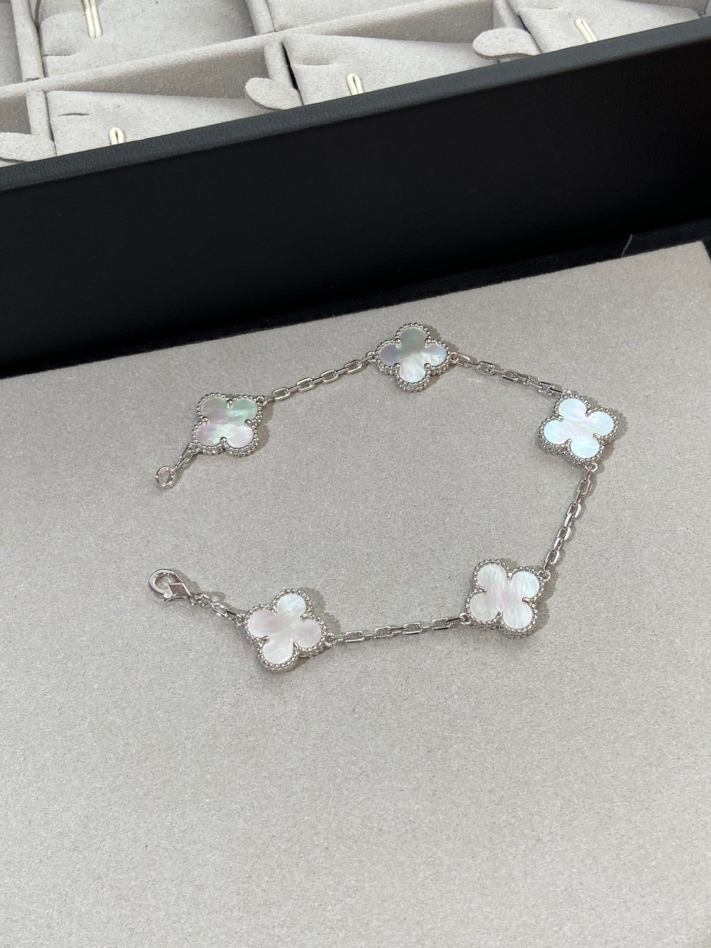 [Aura ]Neue CLOVER WHITE PEARL MOP 5 MOTIV ARMBAND-KOLLEKTION