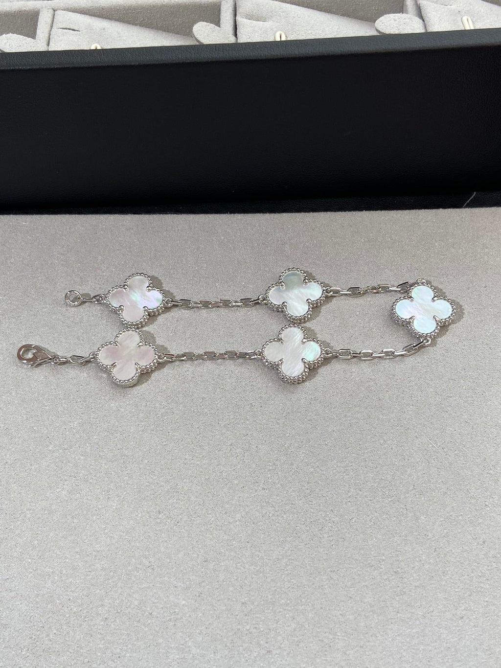 [Aura ]New CLOVER WHITE PEARL MOP 5 MOTIF BRACELET COLLECTION