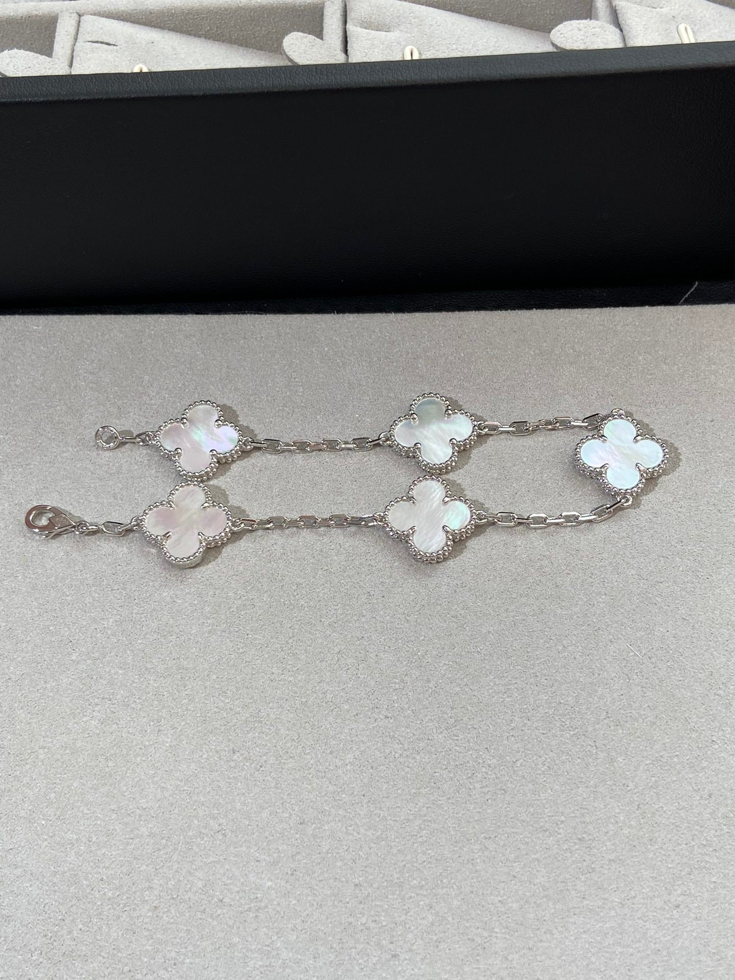 [Aura ]Neue CLOVER WHITE PEARL MOP 5 MOTIV ARMBAND-KOLLEKTION