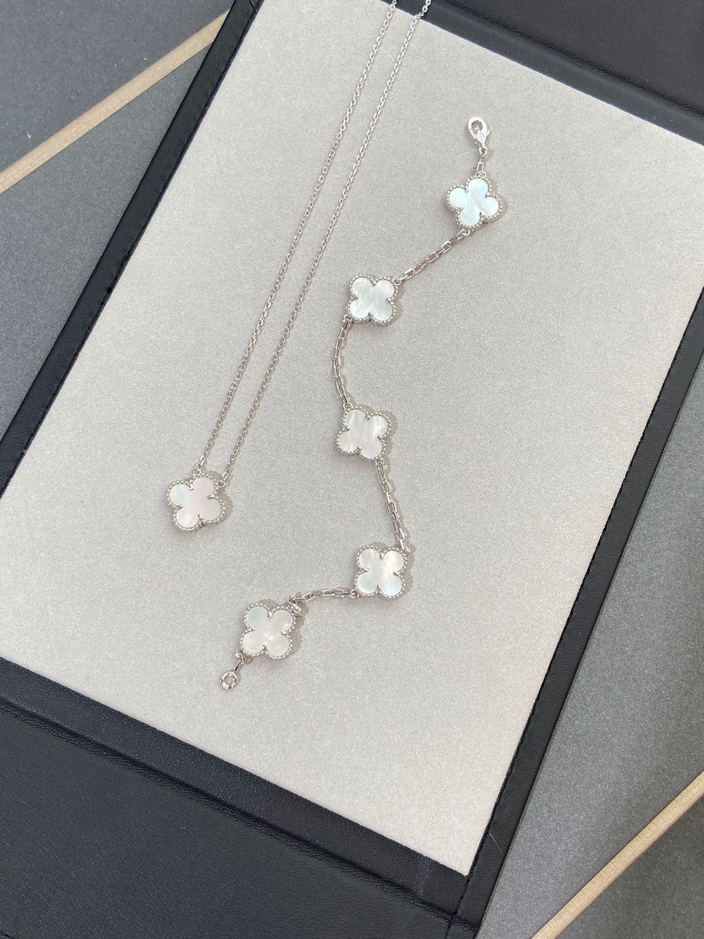 [Aura ]New CLOVER WHITE PEARL MOP 5 MOTIF BRACELET COLLECTION