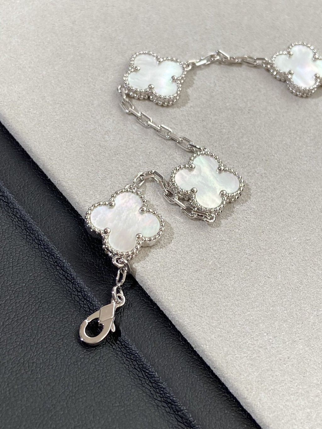 [Aura ]New CLOVER WHITE PEARL MOP 5 MOTIF BRACELET COLLECTION