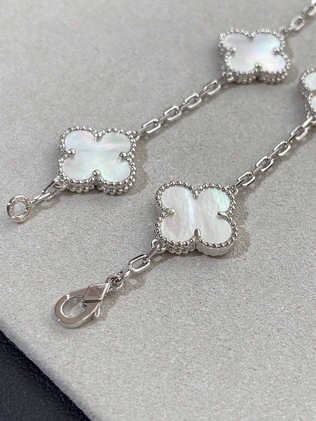 [Aura ]Neue CLOVER WHITE PEARL MOP 5 MOTIV ARMBAND-KOLLEKTION