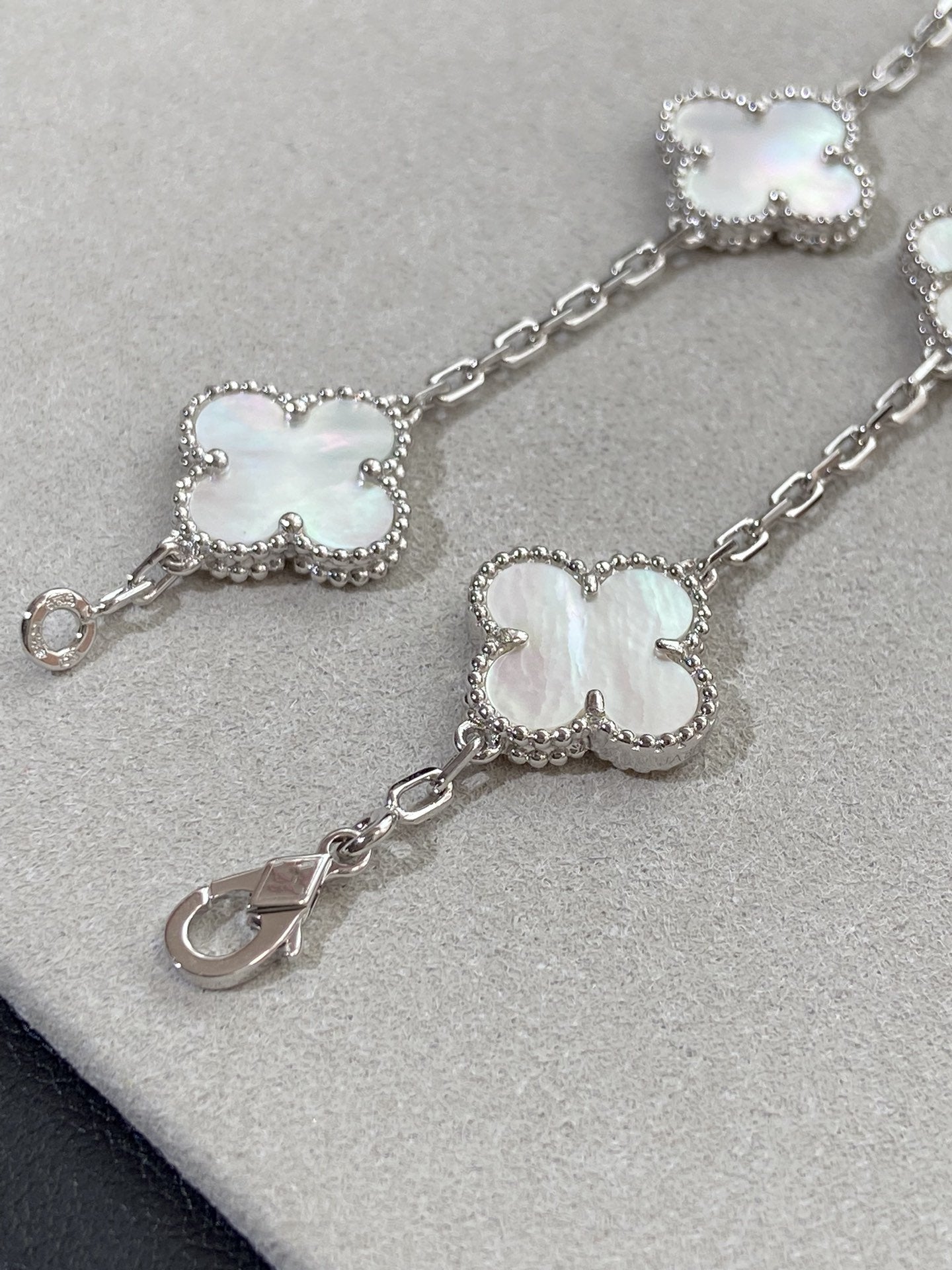 [Aura ]New CLOVER WHITE PEARL MOP 5 MOTIF BRACELET COLLECTION