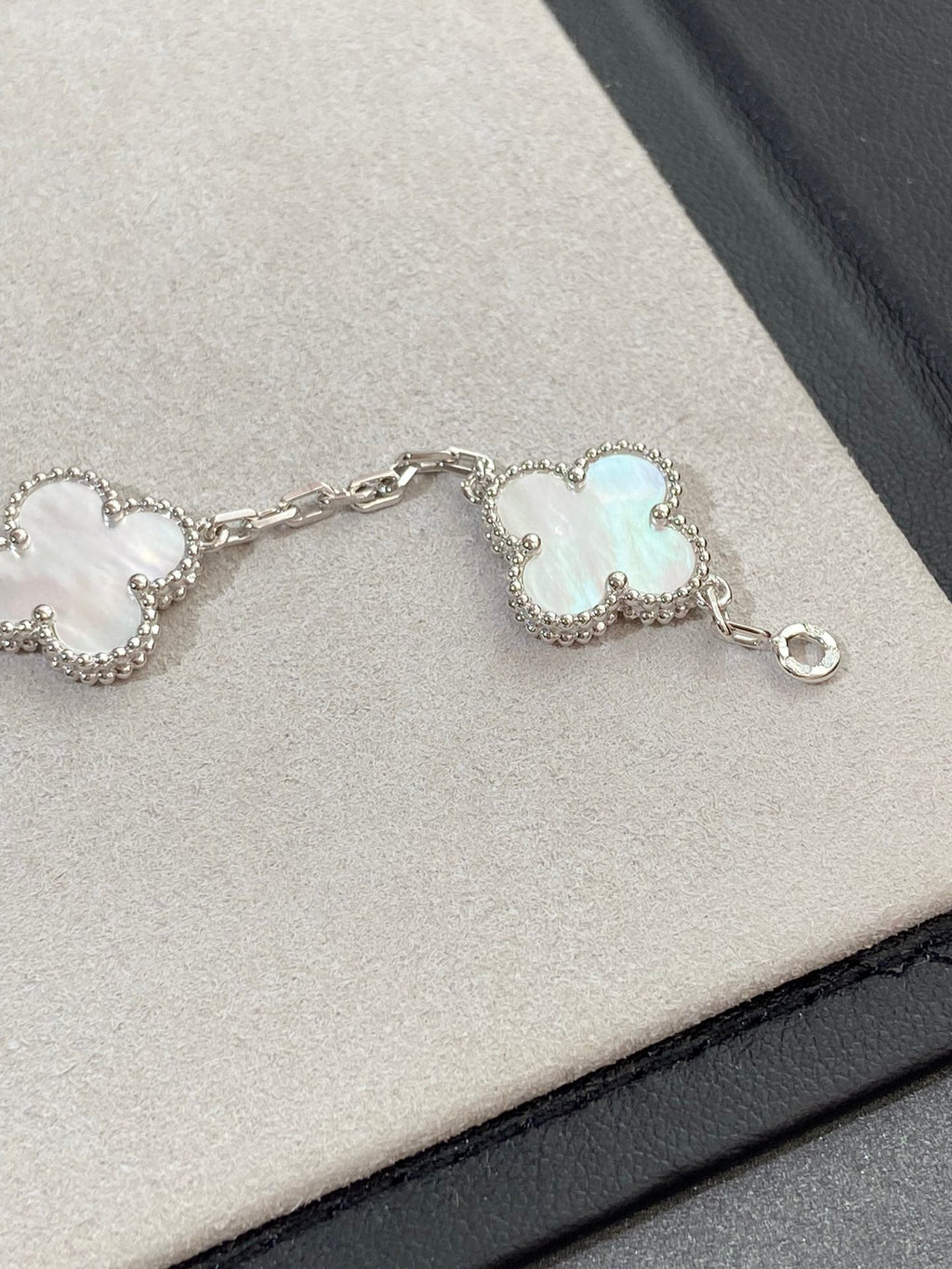 [Aura ]New CLOVER WHITE PEARL MOP 5 MOTIF BRACELET COLLECTION