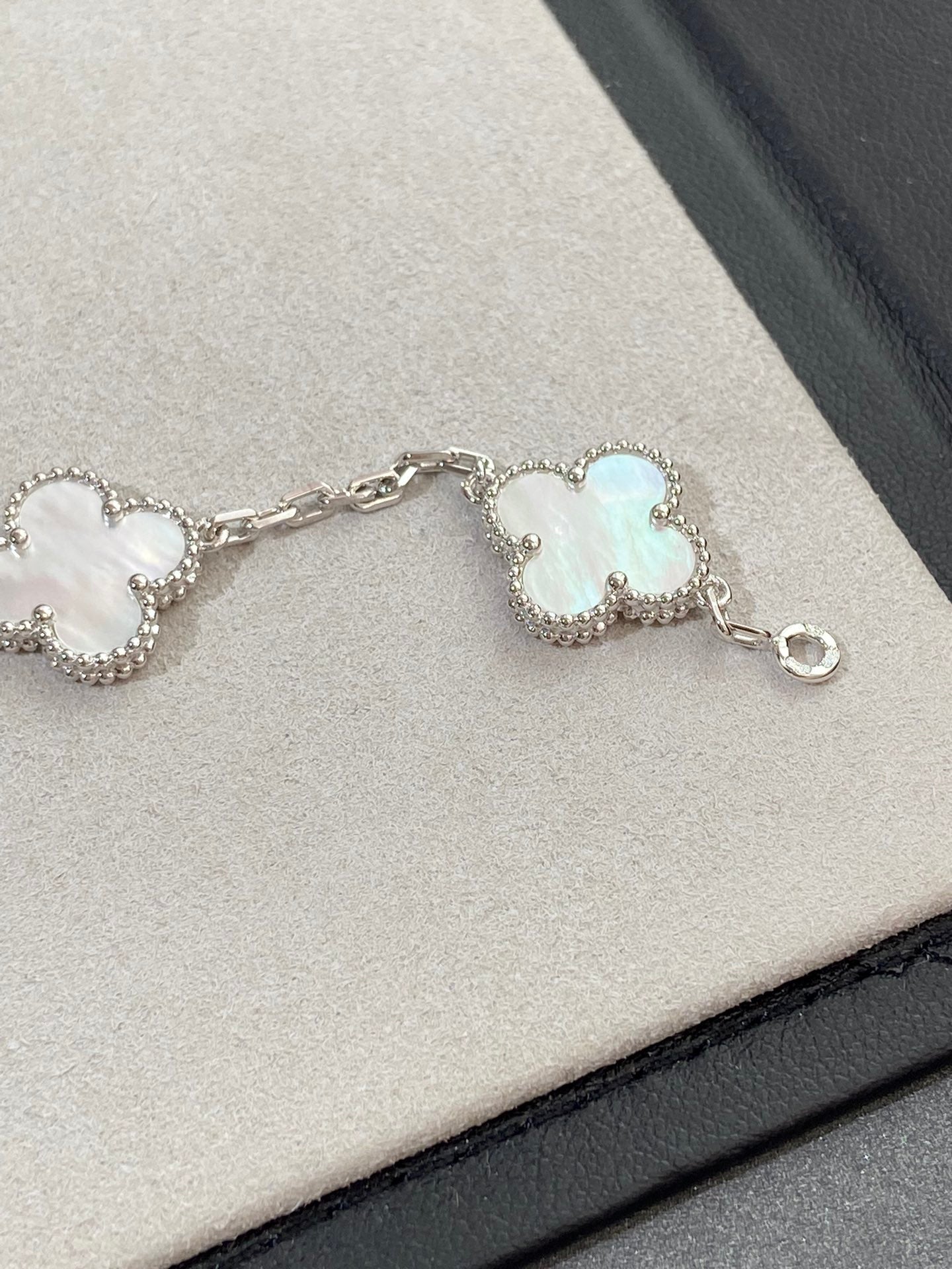 [Aura ]New CLOVER WHITE PEARL MOP 5 MOTIF BRACELET COLLECTION