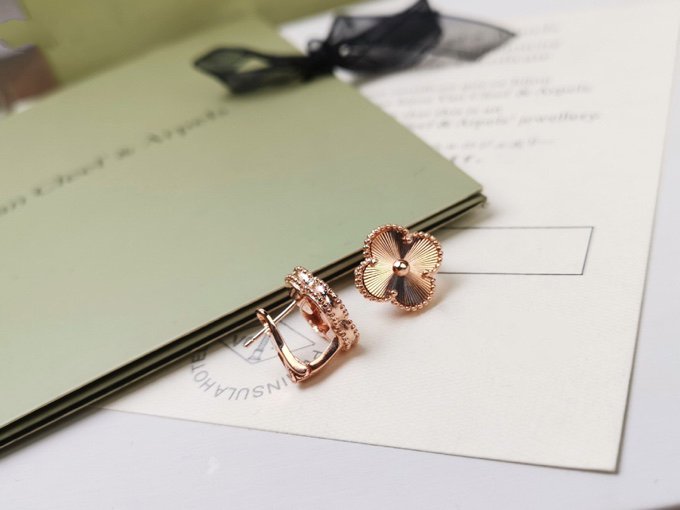 Aura CLOVER MEDIUM STUD EARRINGS