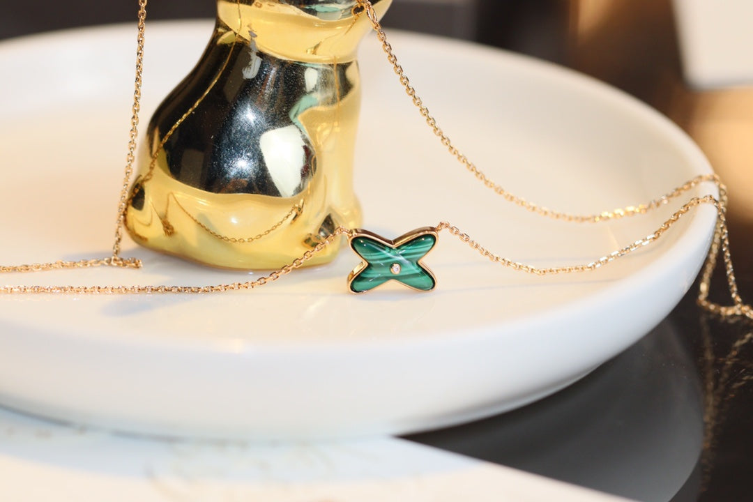 Aura JEUX MALACHITE 1 DIAMOND PINK GOLD NECKLACE