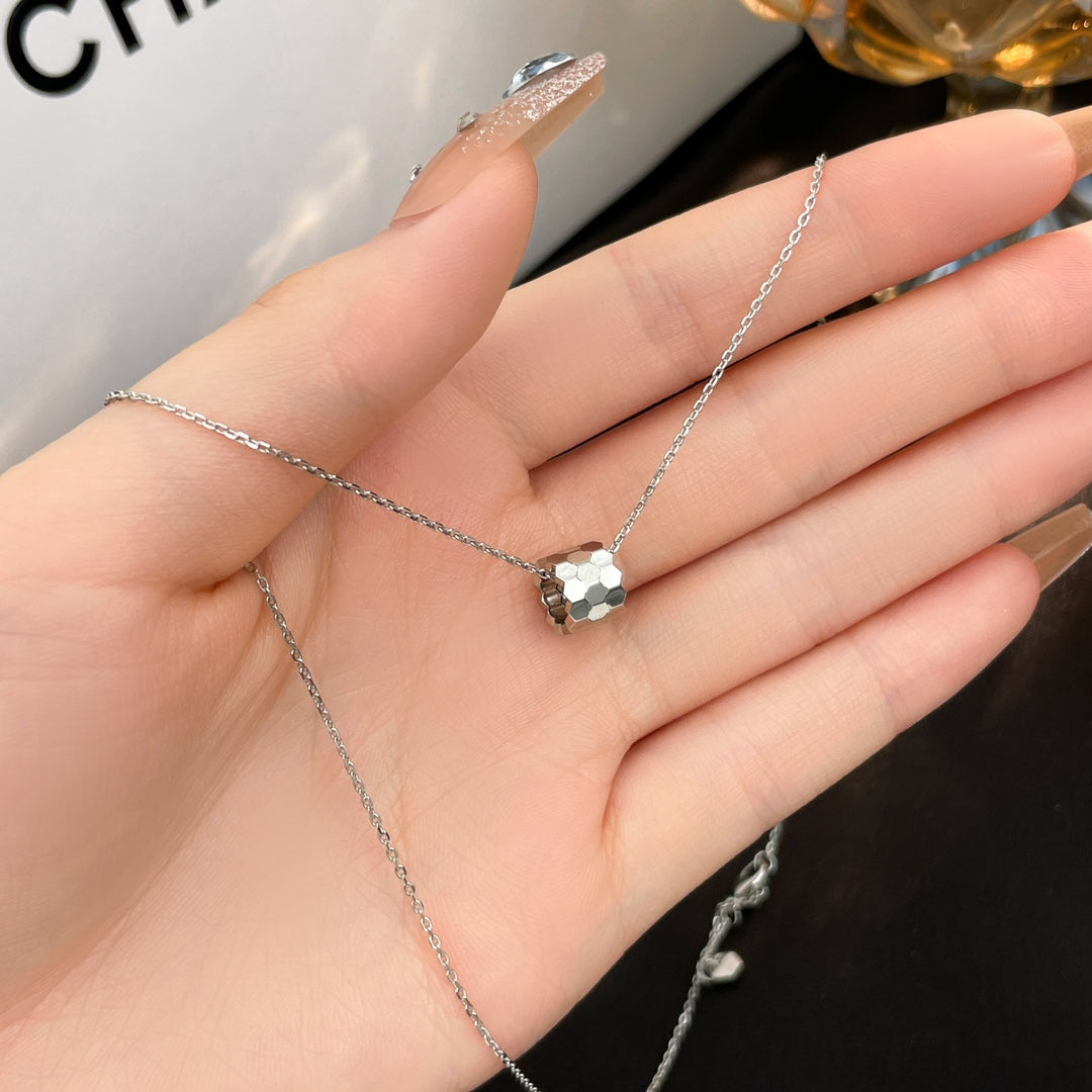 [⭐Aura ]BEE MINI NECKLACE