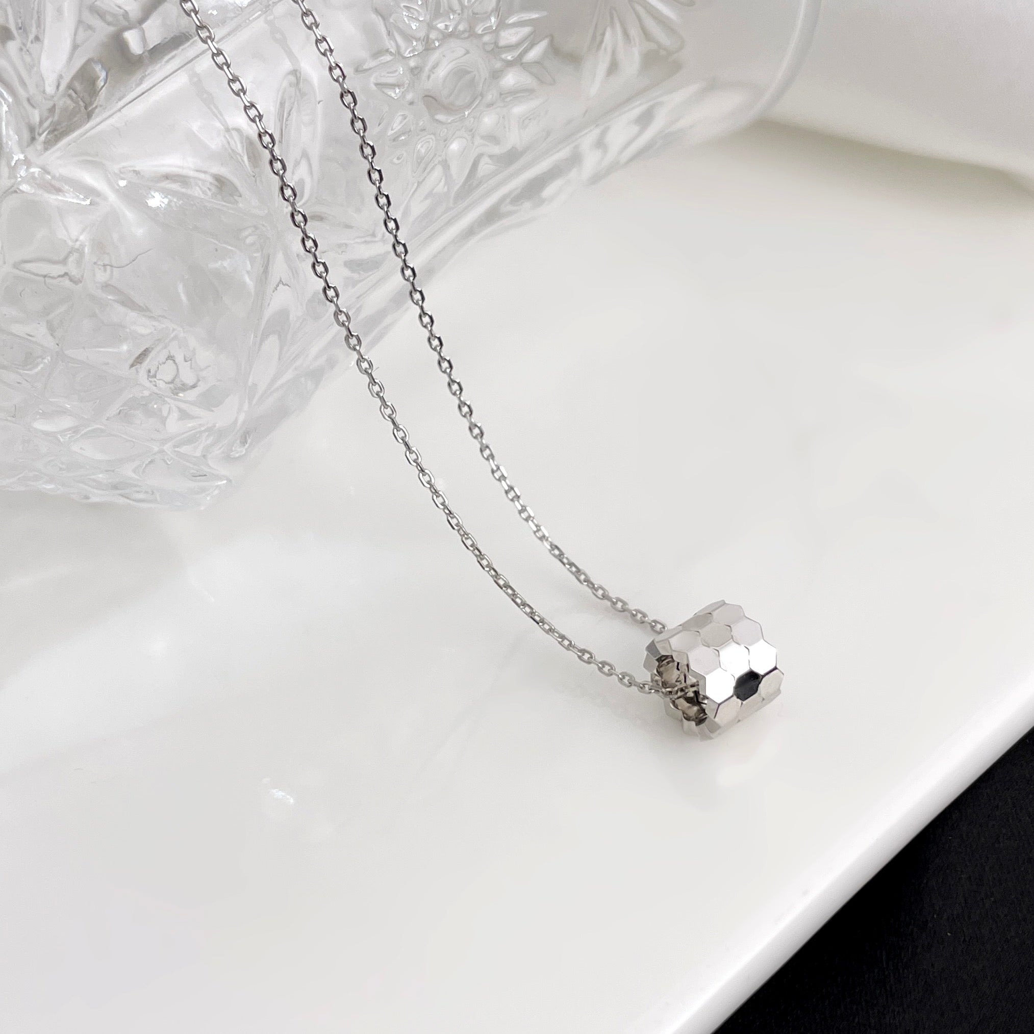 Aura BEE MINI NECKLACE