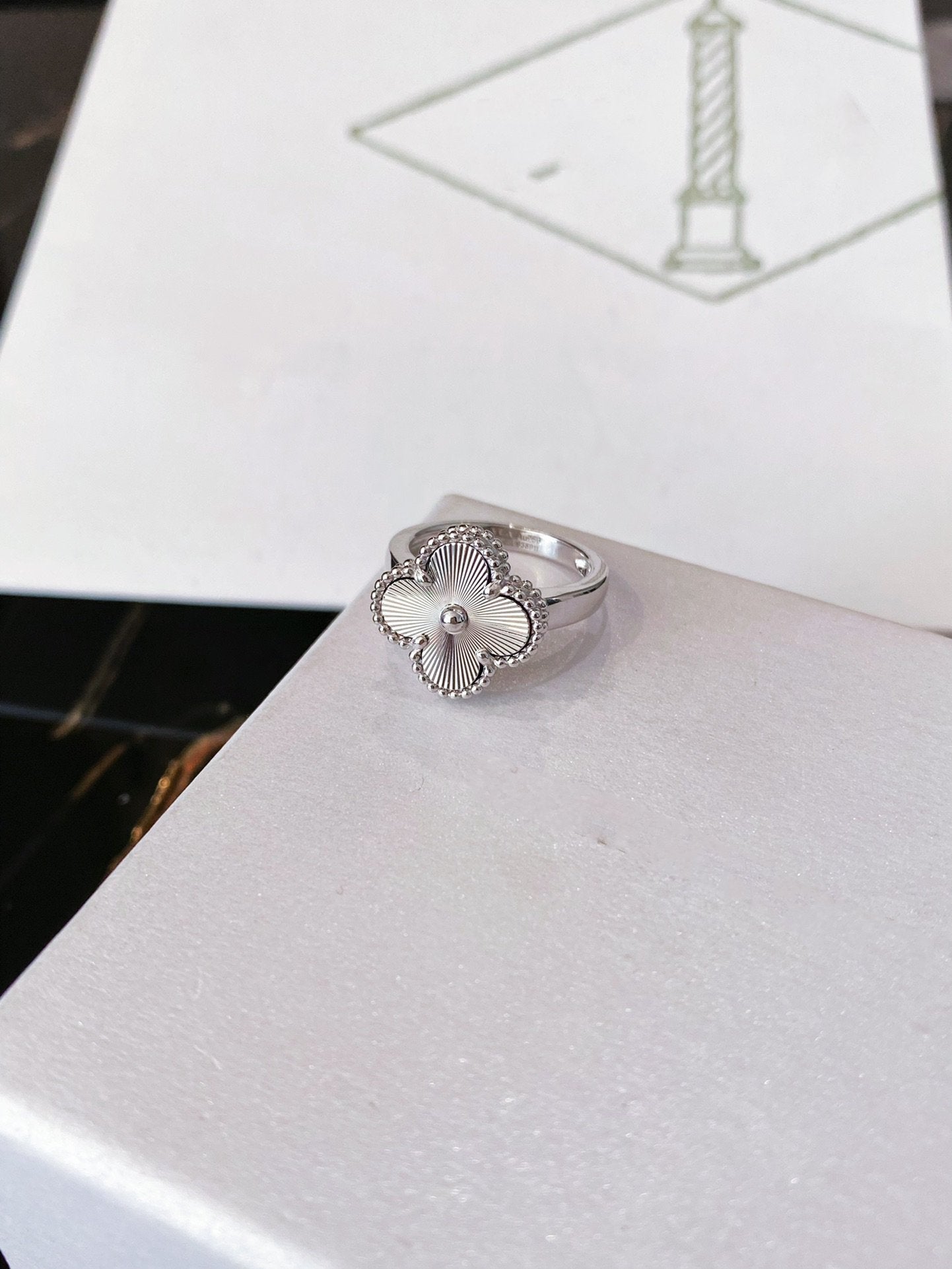 Aura CLOVER SILVER RING