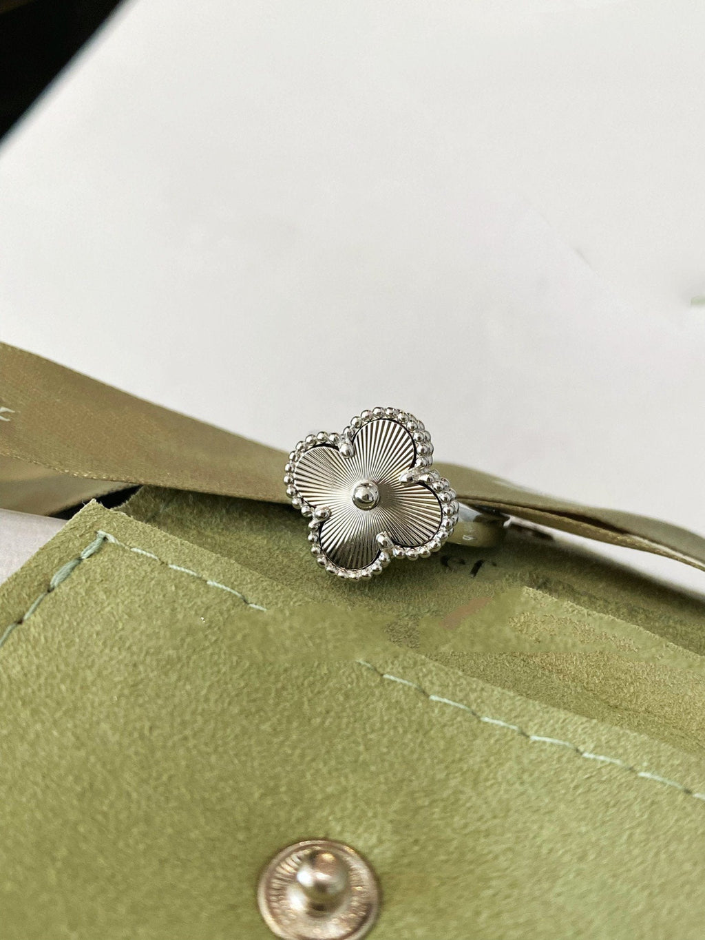 Aura CLOVER SILVER RING