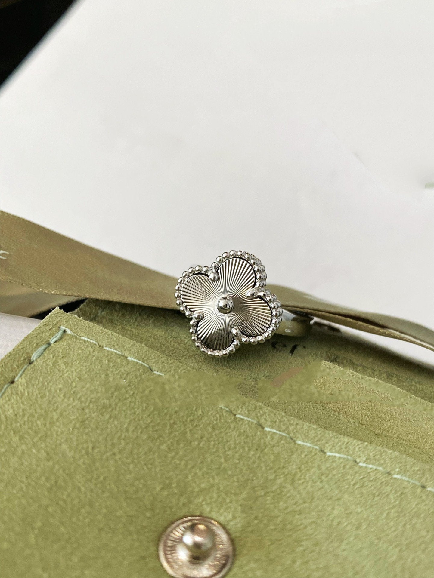 Aura CLOVER SILVER RING