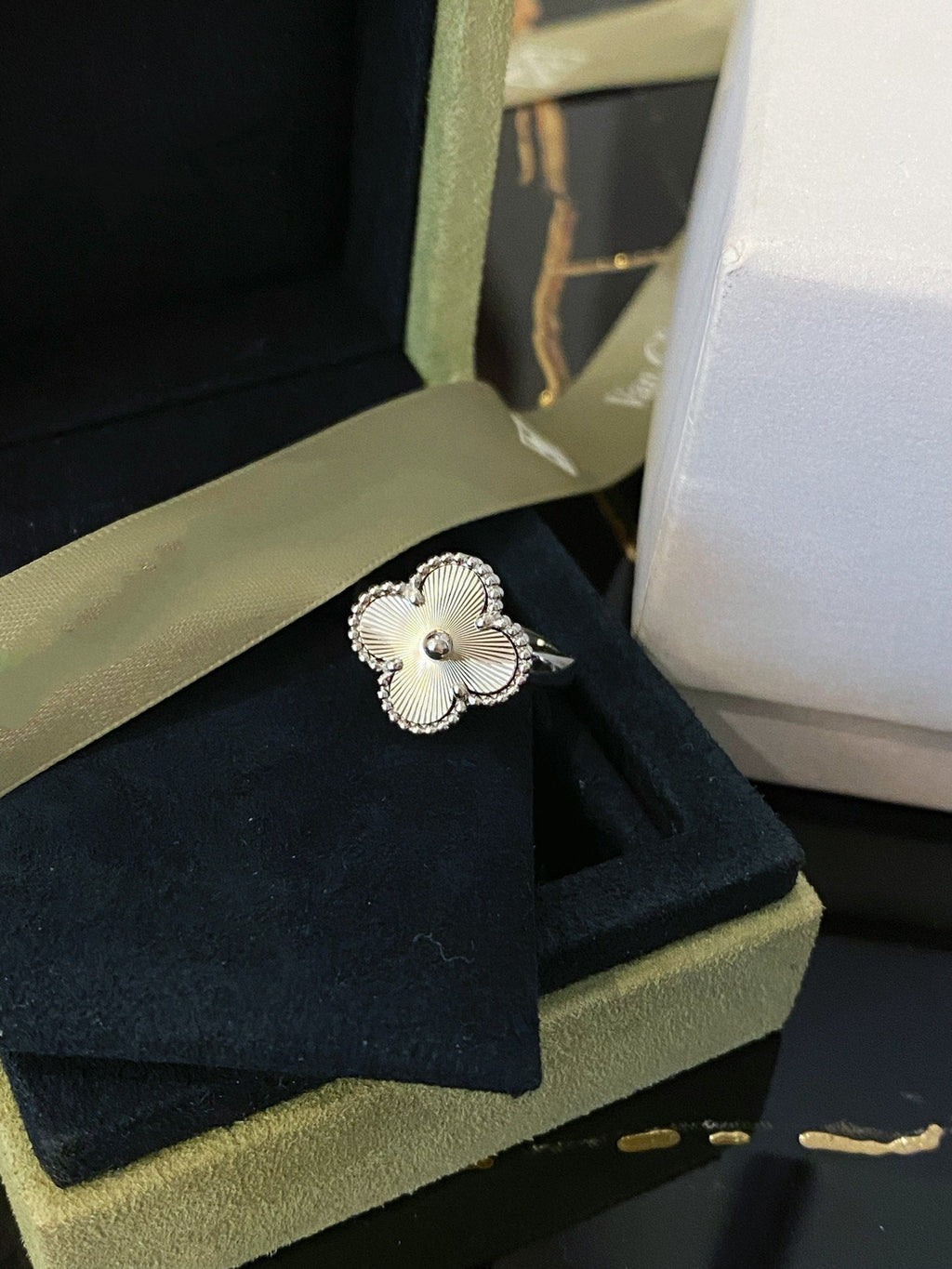 Aura CLOVER SILVER RING