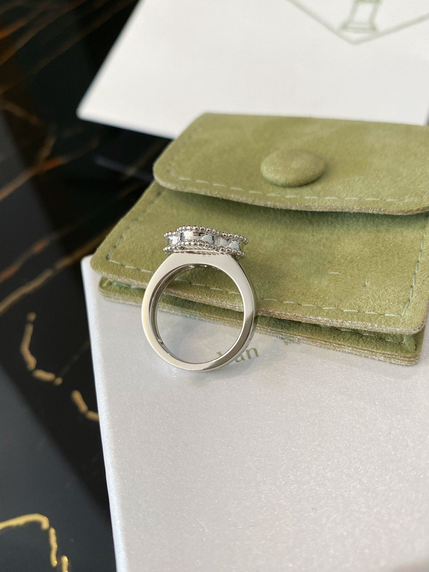 Aura CLOVER SILVER RING