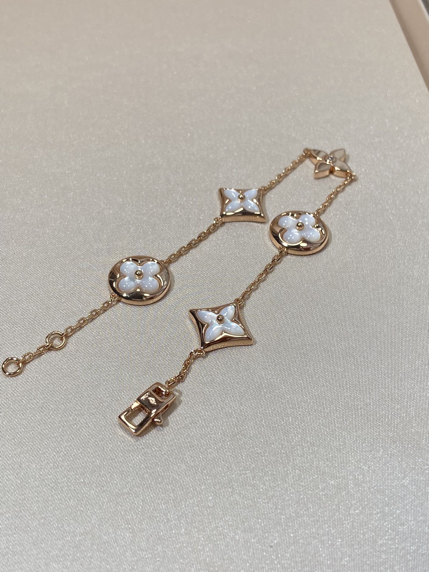 Aura STAR AND SUN 5 MOTIF MOP PINK GOLD BRACELET