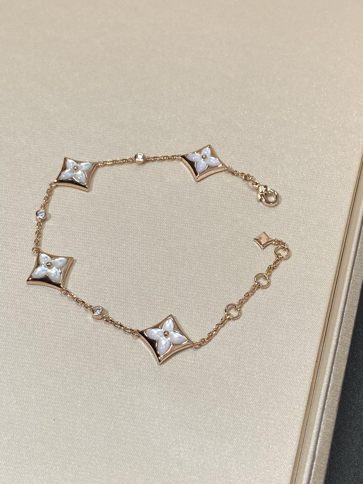 Aura STAR 4 MOTIF MOP DIAMOND PINK GOLD BRACELET