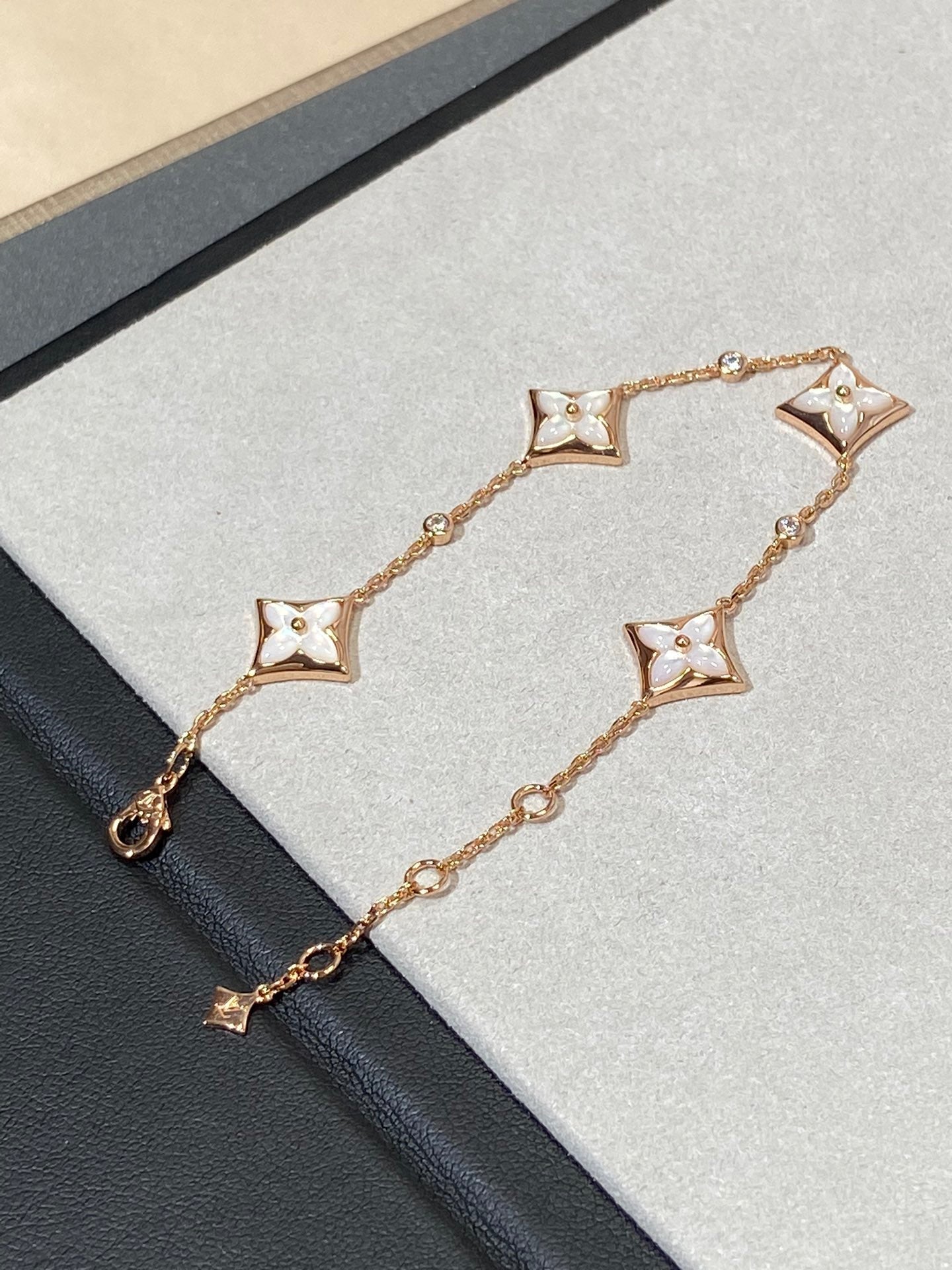Aura STAR 4 MOTIF MOP DIAMOND PINK GOLD BRACELET