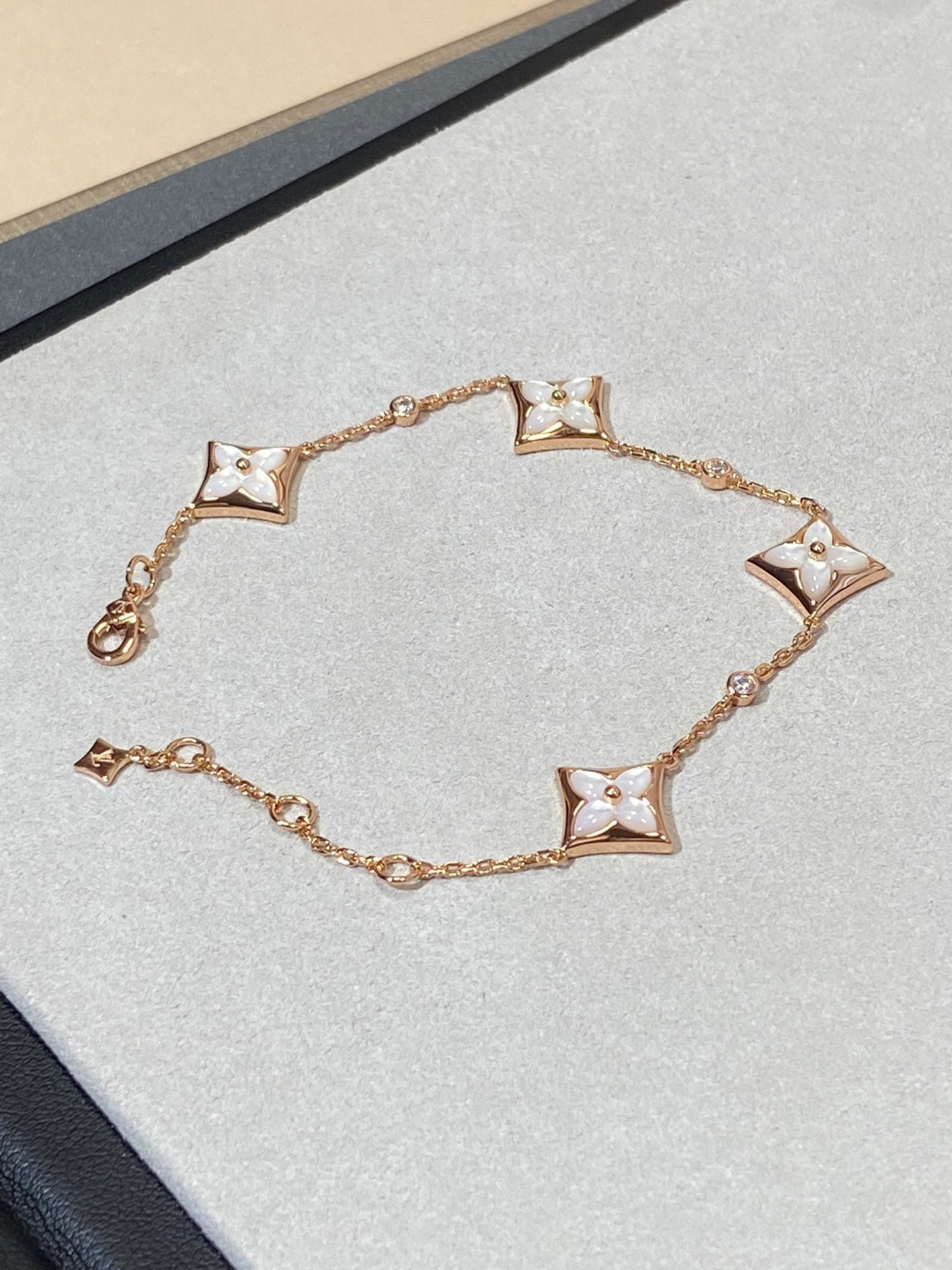 Aura STAR 4 MOTIF MOP DIAMOND PINK GOLD BRACELET