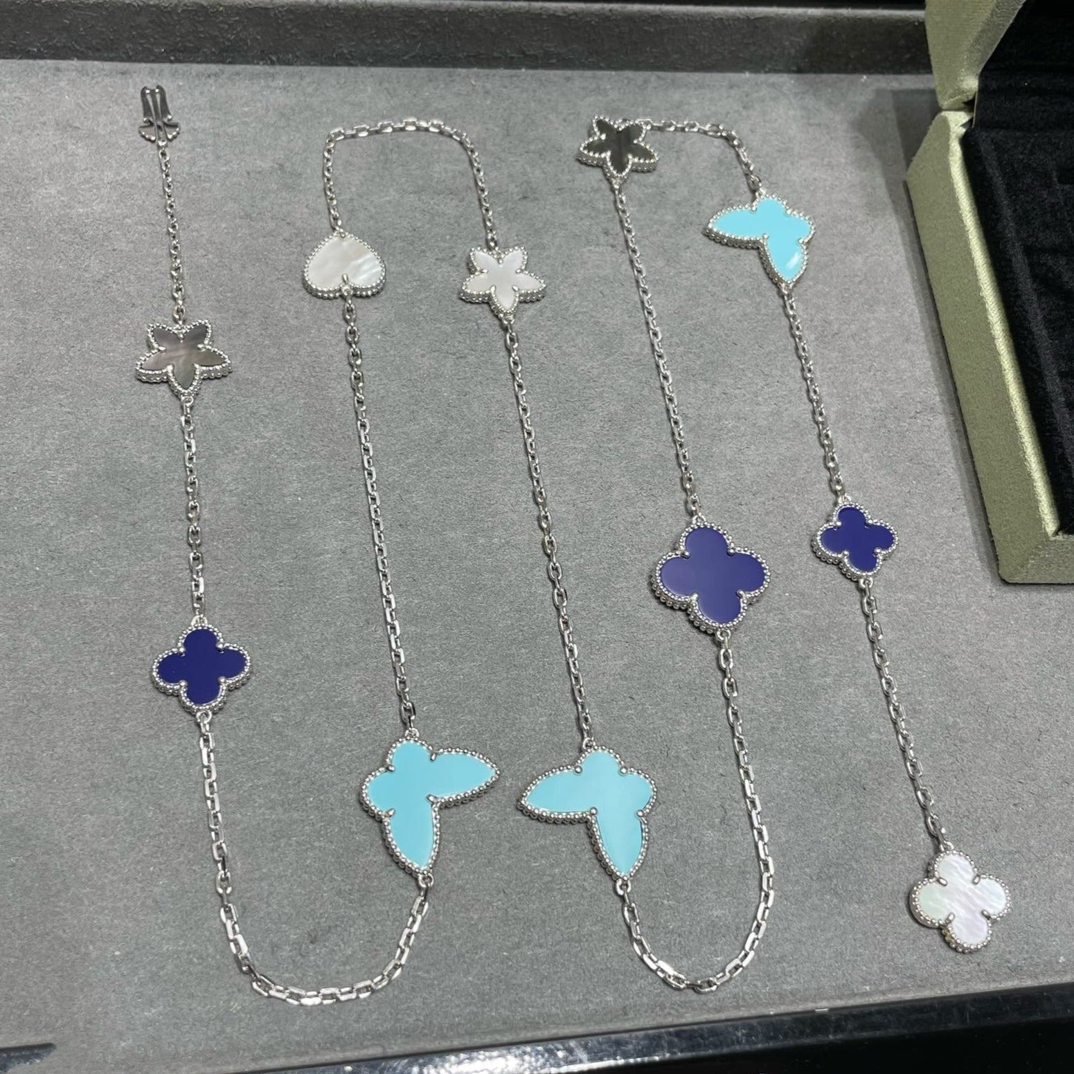 Aura LUCKY CLOVER SILVER 11 MOTIF NECKLACE