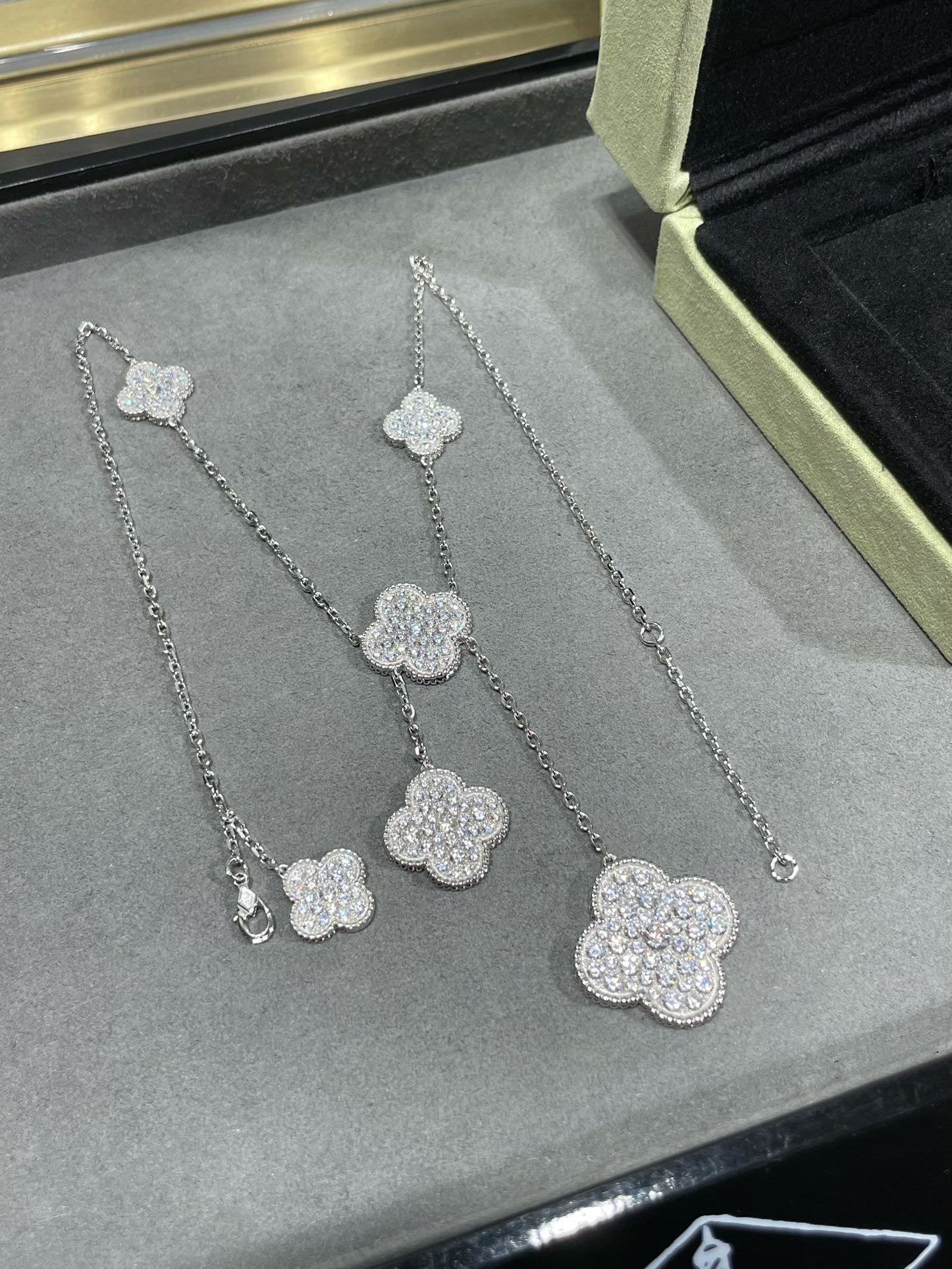 Aura CLOVER 6 MOTIF DIAMOND PAVED NECKLACE