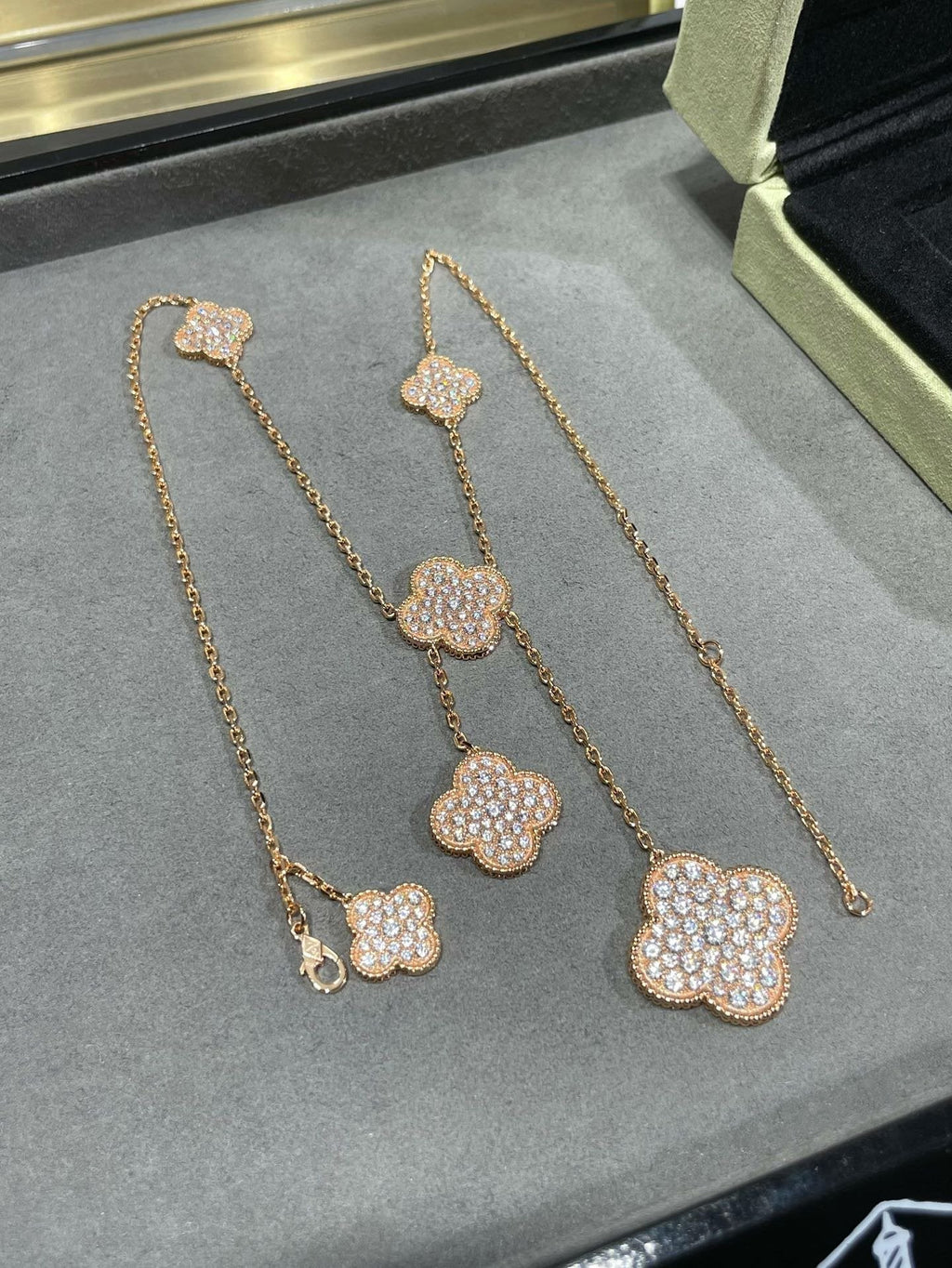 Aura CLOVER 6-BLÄTTRIGE DIAMANT-PAVÉ-HALSKETTE