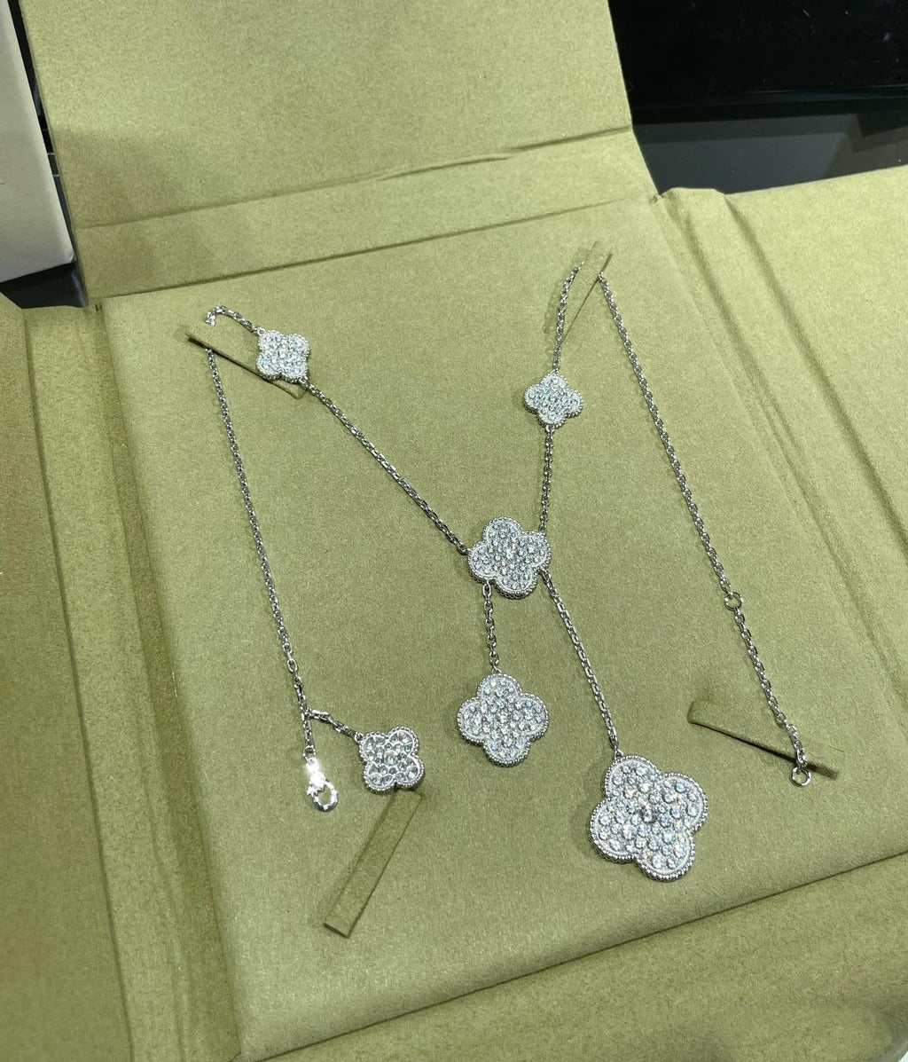 Aura CLOVER 6-BLÄTTRIGE DIAMANT-PAVÉ-HALSKETTE
