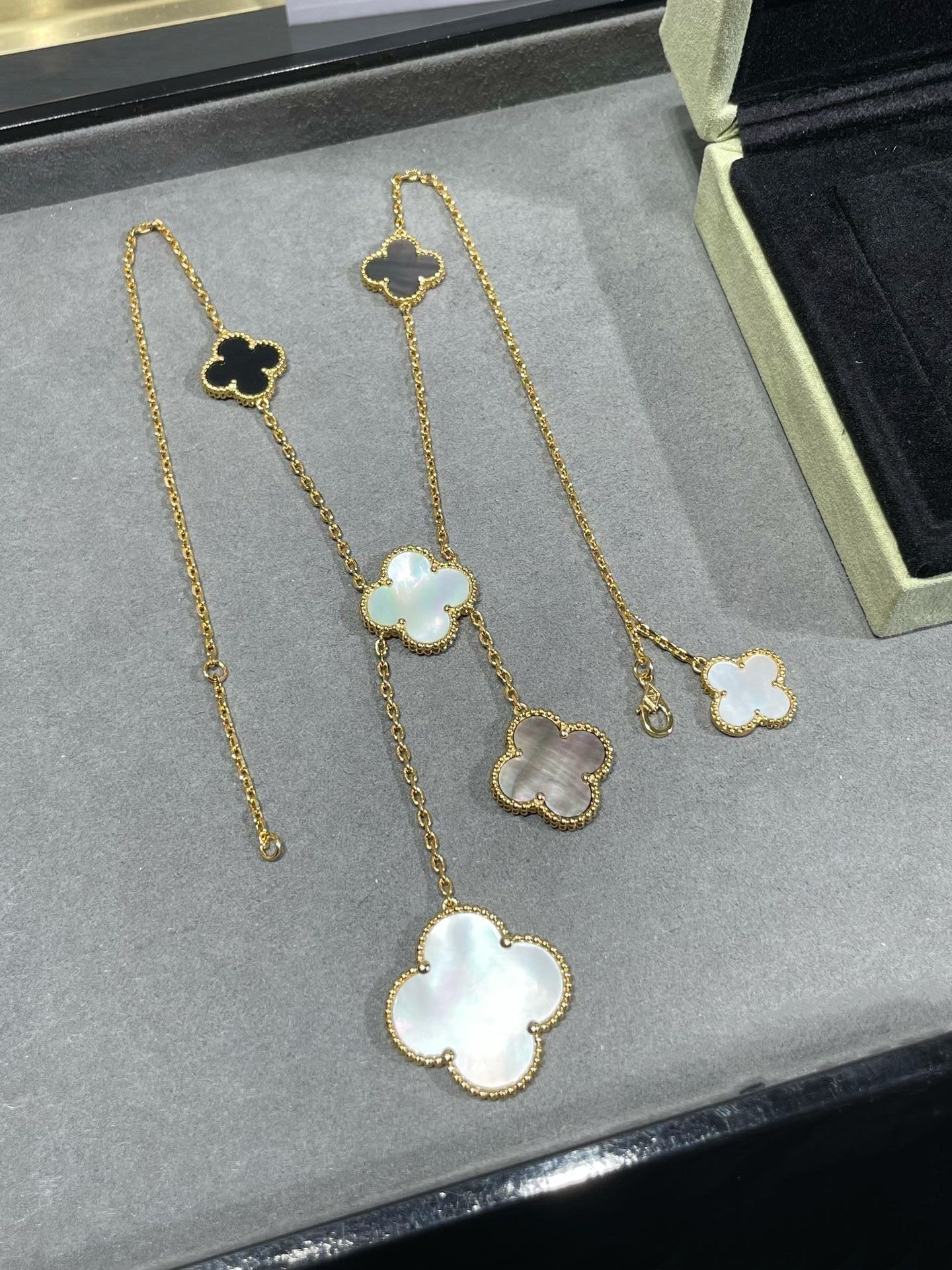 Aura CLOVER 6 MOTIF MOP ONYX GOLD NECKLACE