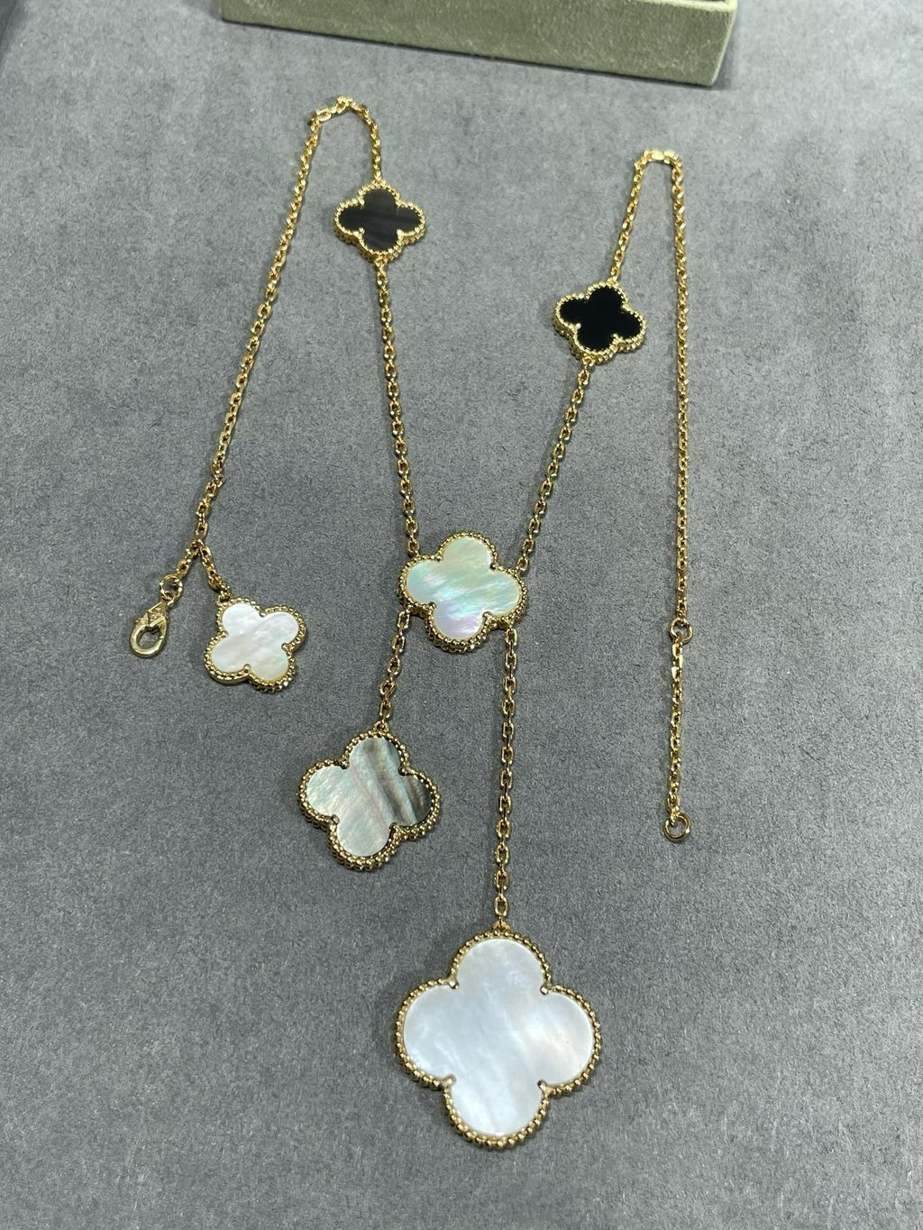 Aura CLOVER 6 MOTIF MOP ONYX GOLD NECKLACE