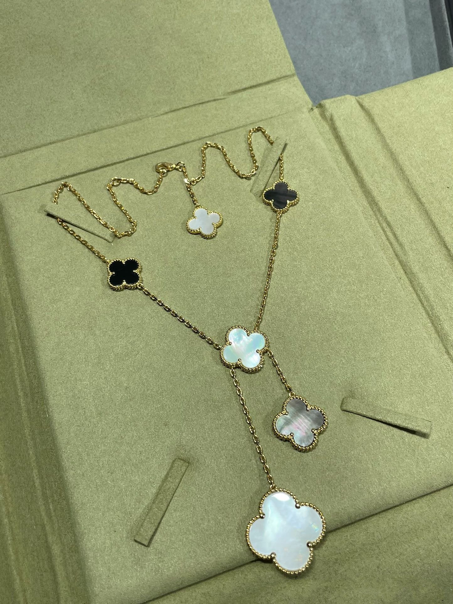 Aura CLOVER 6 MOTIF MOP ONYX GOLD NECKLACE