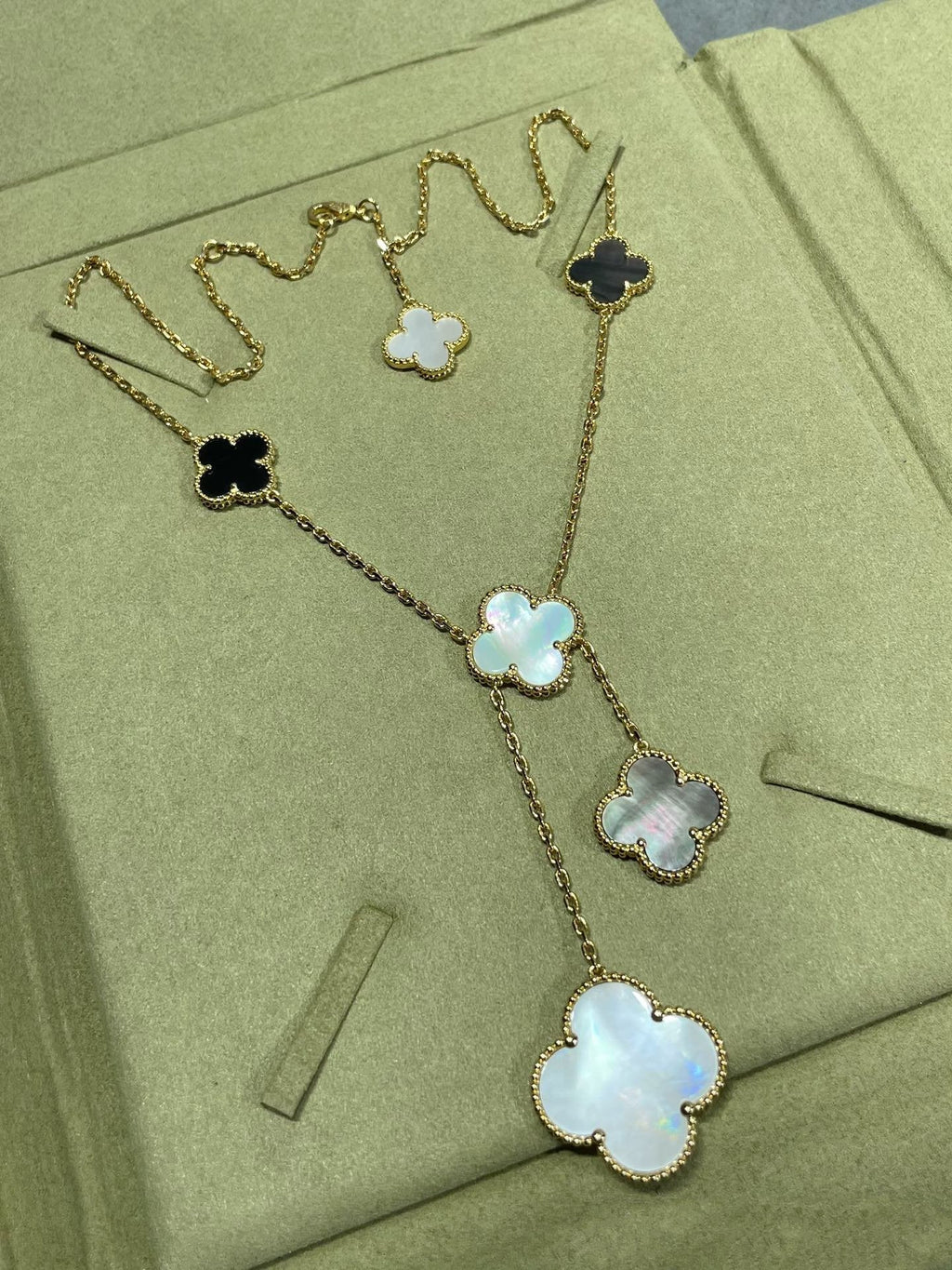 Aura CLOVER 6 MOTIF MOP ONYX GOLD NECKLACE