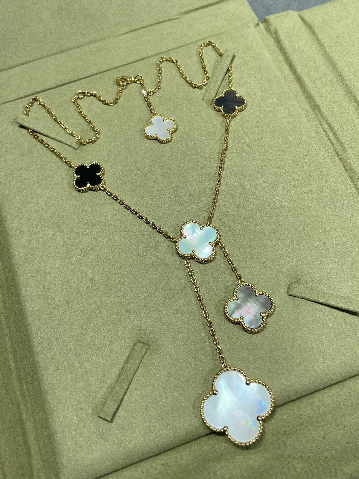 [⭐Aura ]CLOVER 6 MOTIF MOP ONYX GOLD NECKLACE