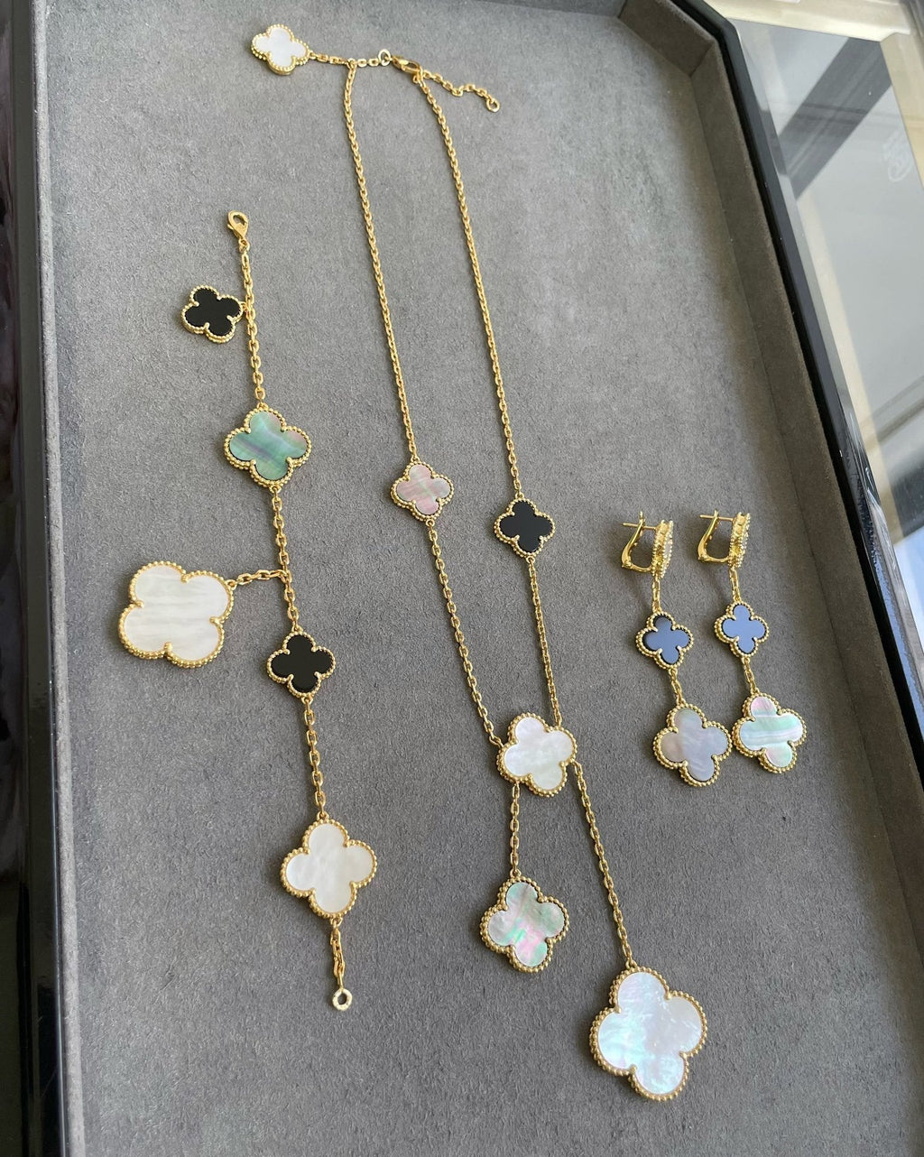 Aura CLOVER 3 MOTIF MOP ONYX DARK MOP PINK GOLD OHRRINGE