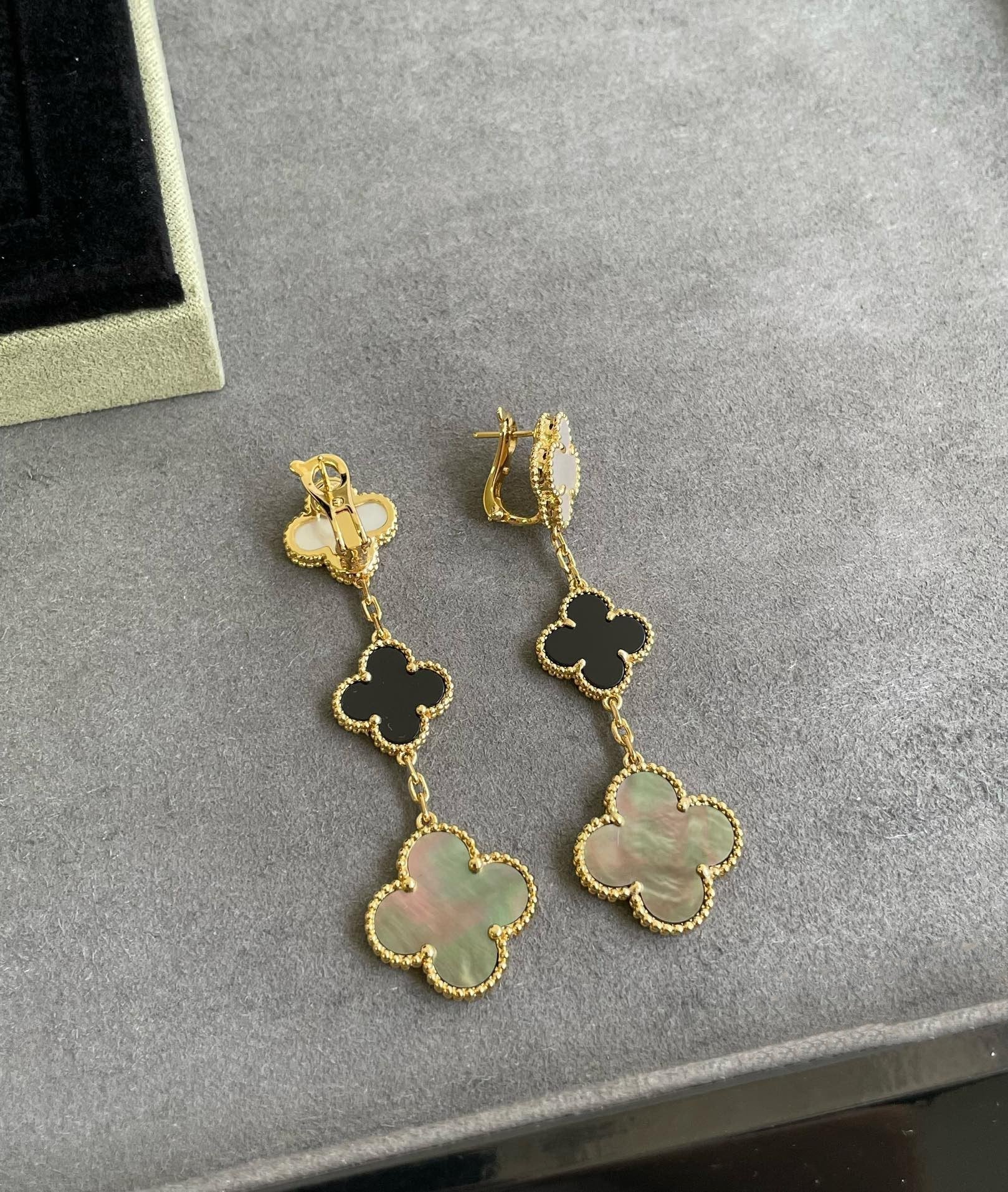 Aura CLOVER 3 MOTIF MOP ONYX DARK MOP PINK GOLD OHRRINGE