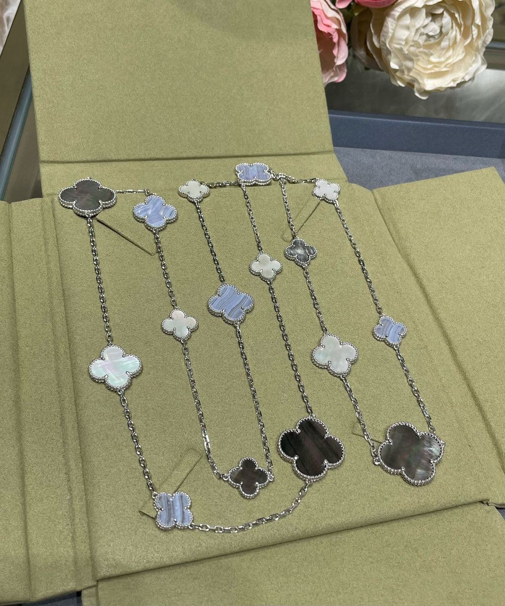 Aura CLOVER 16 MOTIF CHALCEDONY MOP SILVER NECKLACE