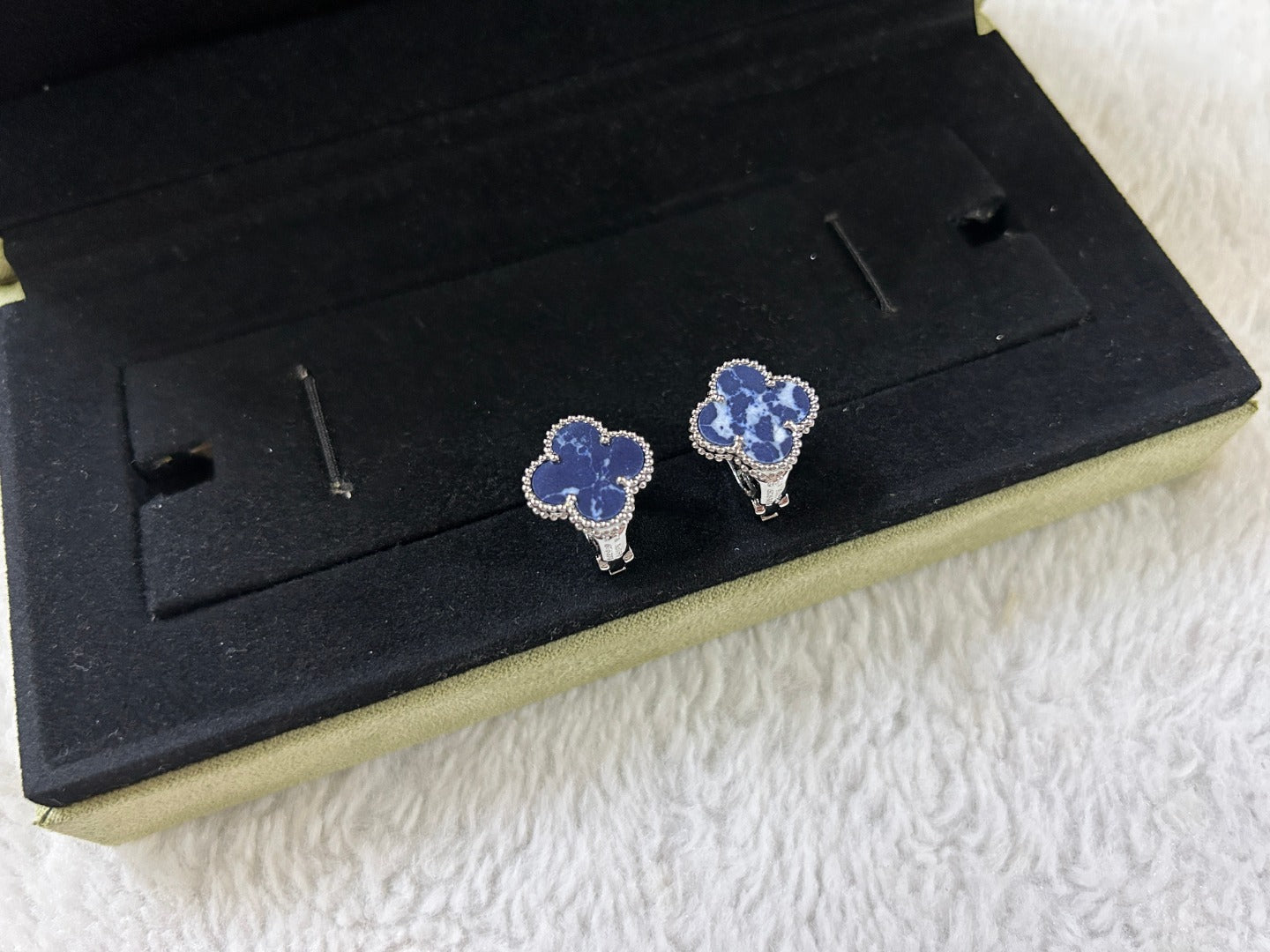 Aura CLOVER PIETERSITE MEDIUM STUD EARRINGS
