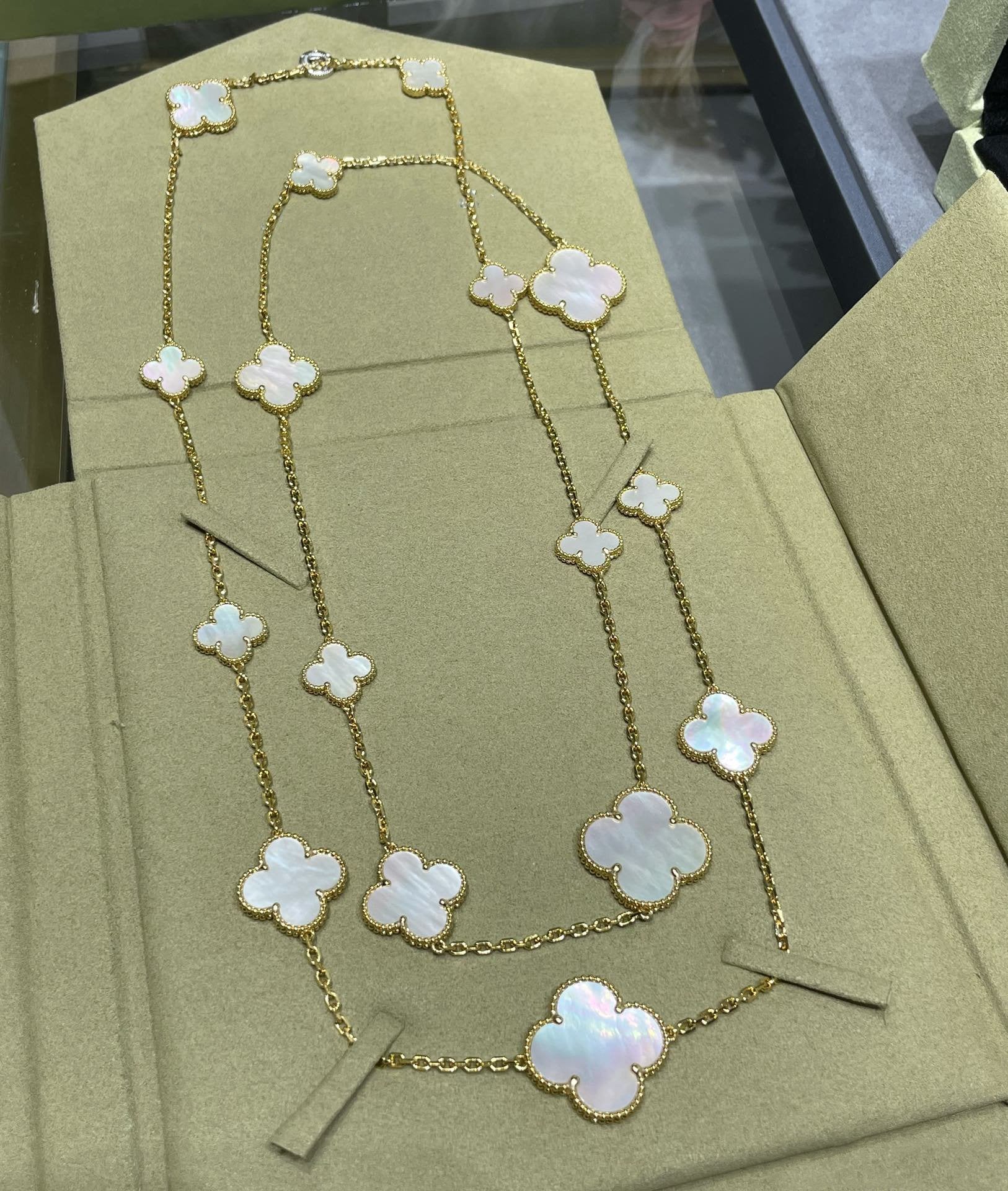 Aura CLOVER 16 MOTIF WHITE MOP GOLD NECKLACE