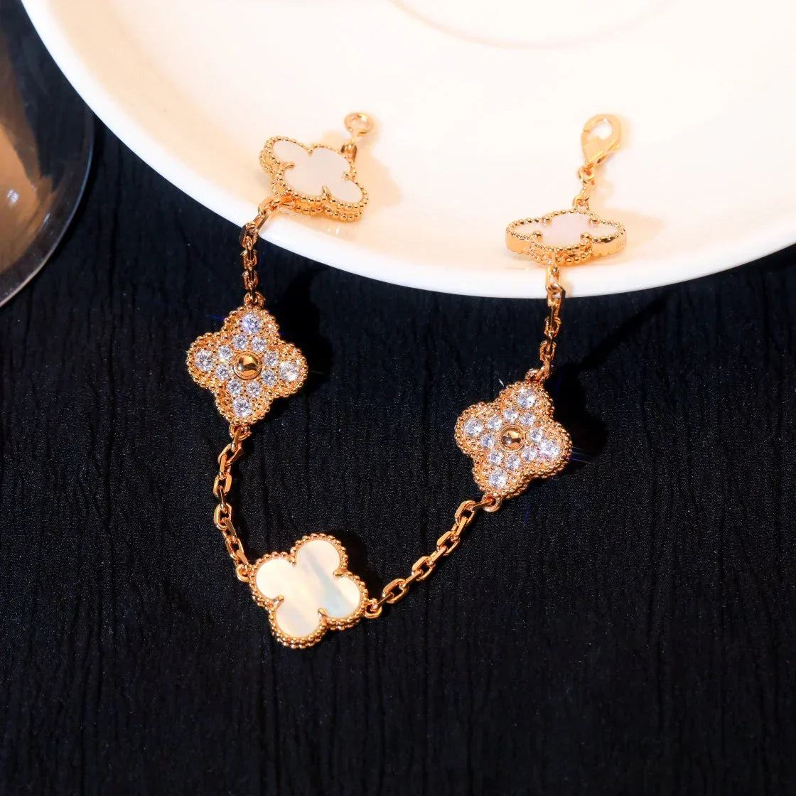 [Aura ]New CLOVER WHITE PEARL MOP 5 MOTIF BRACELET COLLECTION