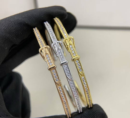 [Aura ] DIAMANTBESETZTES ARMBAND DREI FARBEN