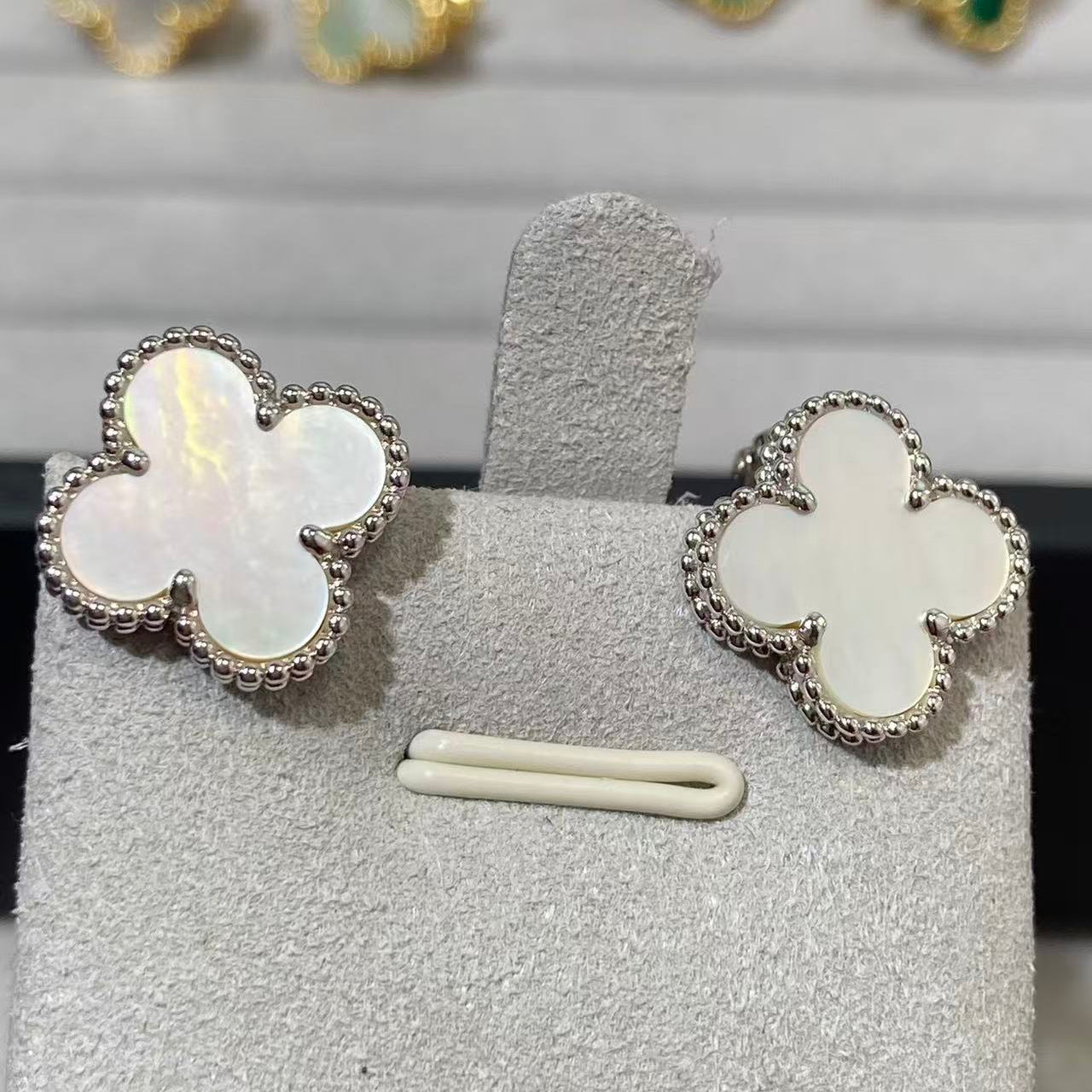 [Aura ] CLOVER LARGE (20mm) 1 MOTIFS WHITE MOP STUD EARRINGS