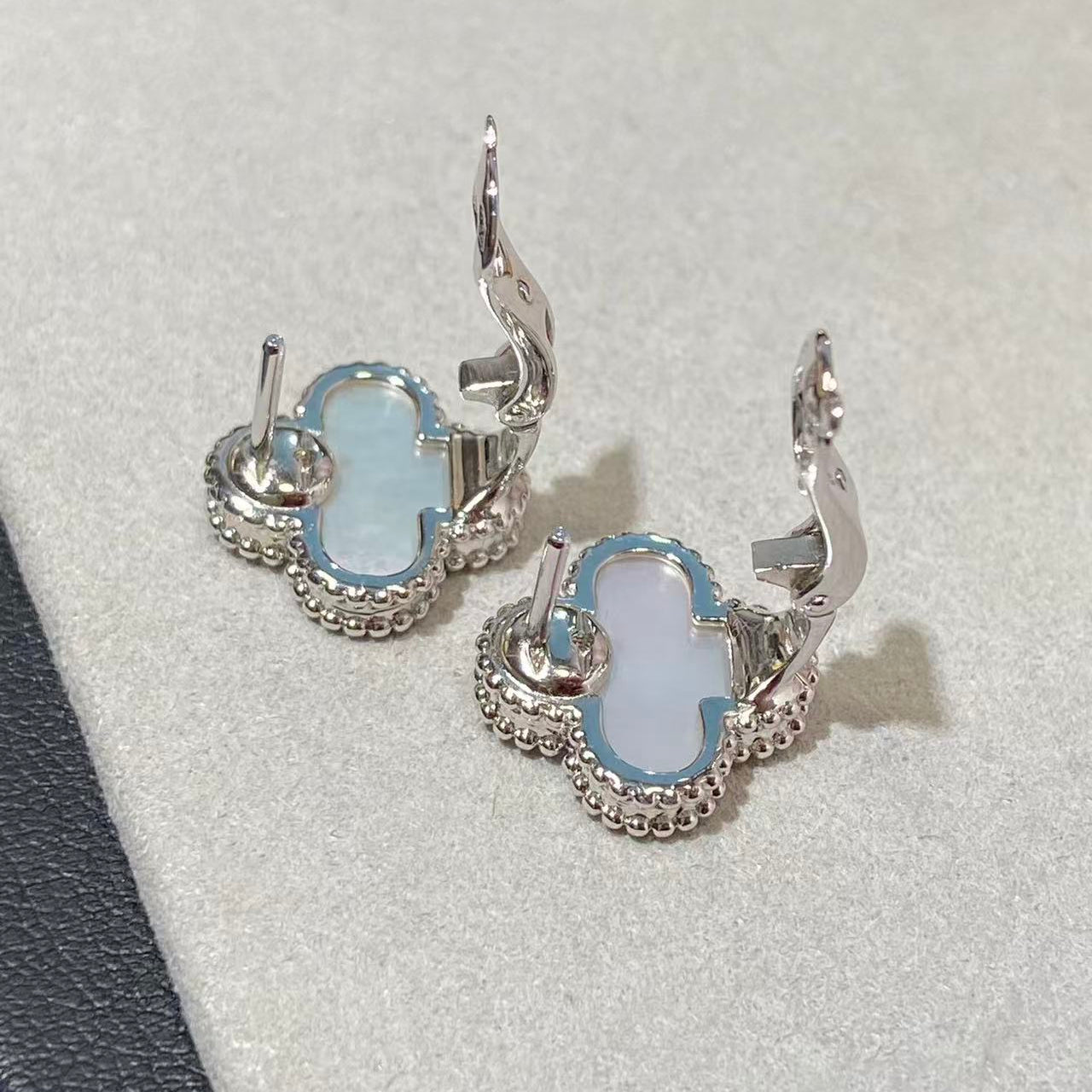 [Aura ] CLOVER LARGE (20mm) 1 MOTIFS WHITE MOP STUD EARRINGS