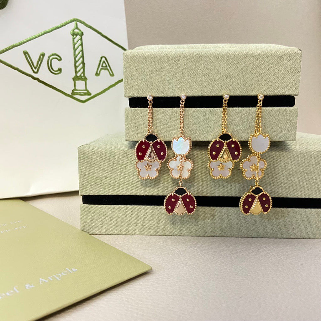 Aura LUCKY LADYBUG WEISSE PERLMUTT-OHRRINGE