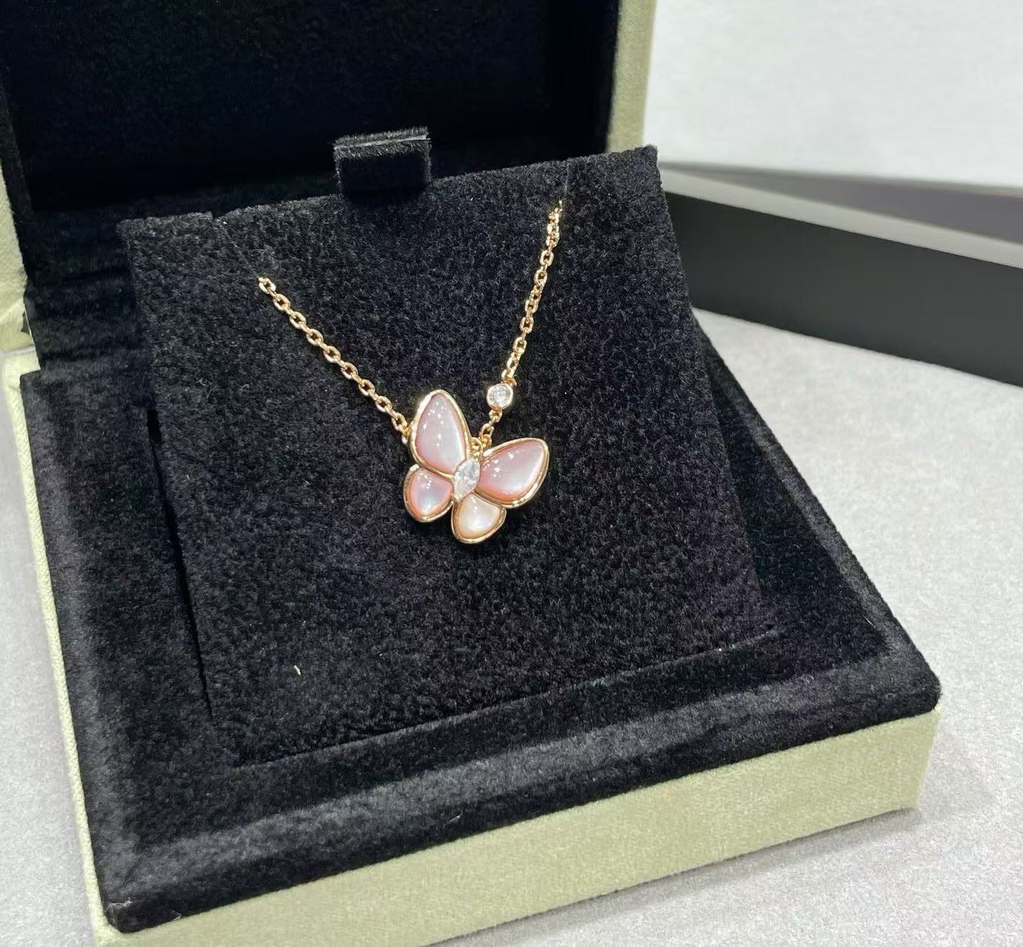 [Aura ] BUTTERFLY PINK MOTHER-OF-PEARL DIAMOND NECKLACE