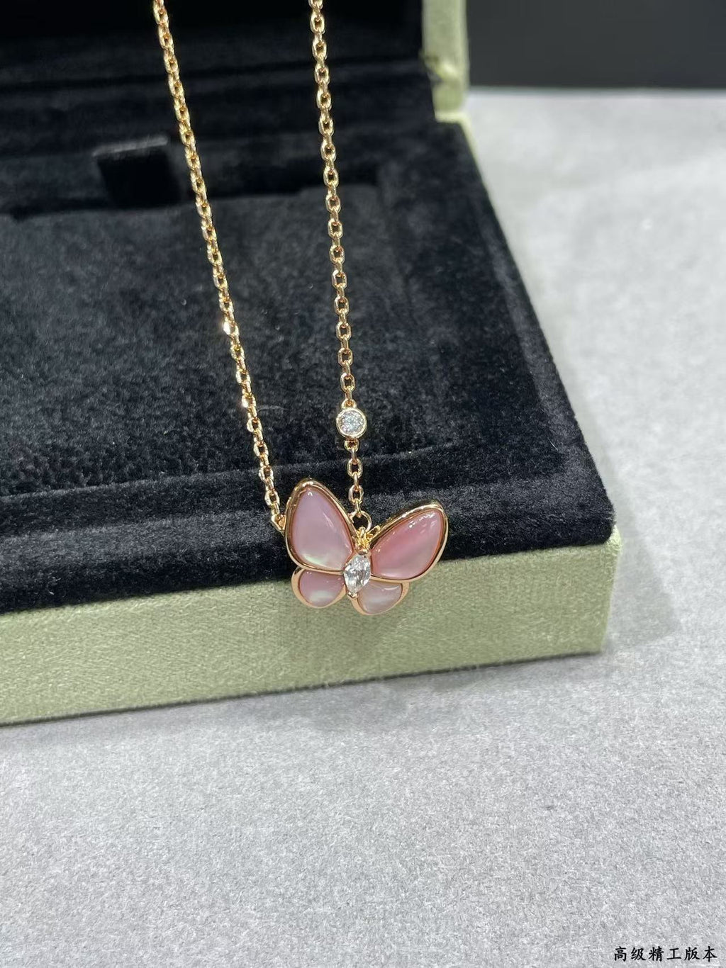 [Aura ] BUTTERFLY PINK MOTHER-OF-PEARL DIAMOND NECKLACE