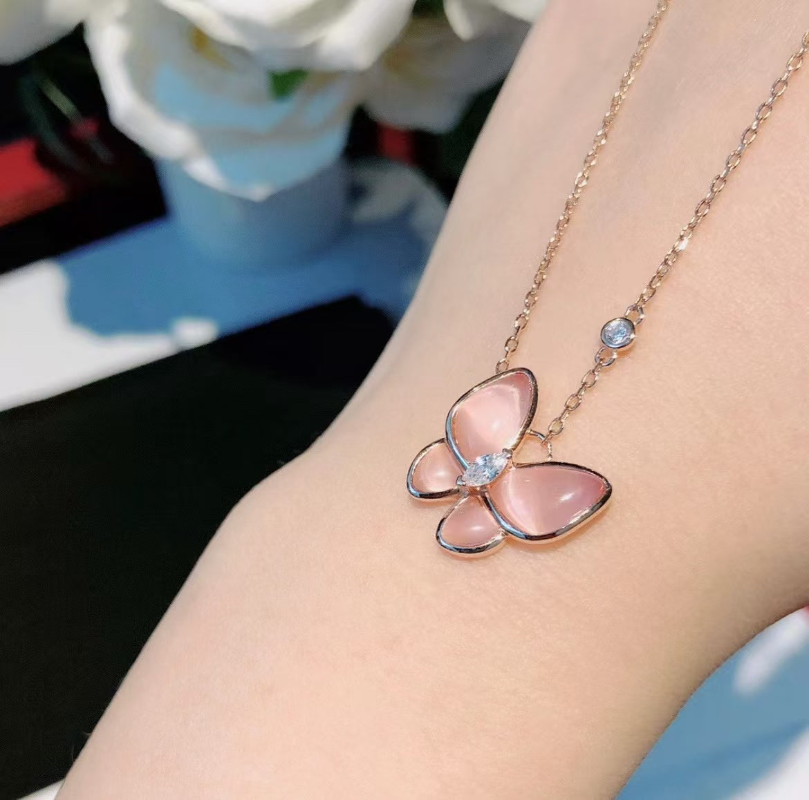 [Aura ] BUTTERFLY PINK MOTHER-OF-PEARL DIAMOND NECKLACE