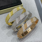 ```json
[
  "Aura Perlee Diamantarmband, 5-reihiges, diamantbesetztes Design"
]
```