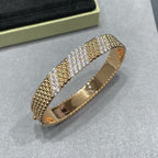 ```json
[
  "Aura Perlee Diamantarmband, 5-reihiges, diamantbesetztes Design"
]
```