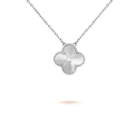 [⭐Aura ]CLOVER  15MM DIAMOND LASER NECKLACE SILVER