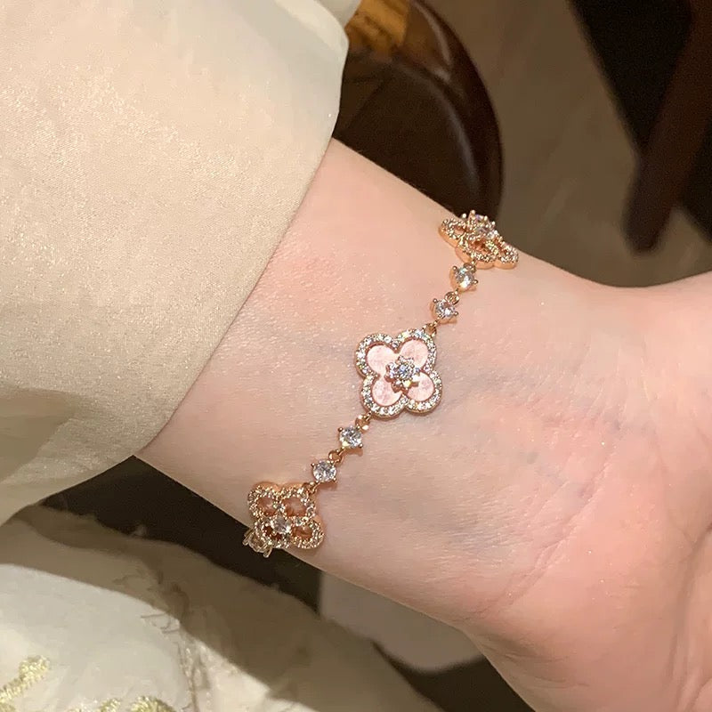 Aura CLOVER 5 MOTIF PINK BLUE RED WHITE BRACELET