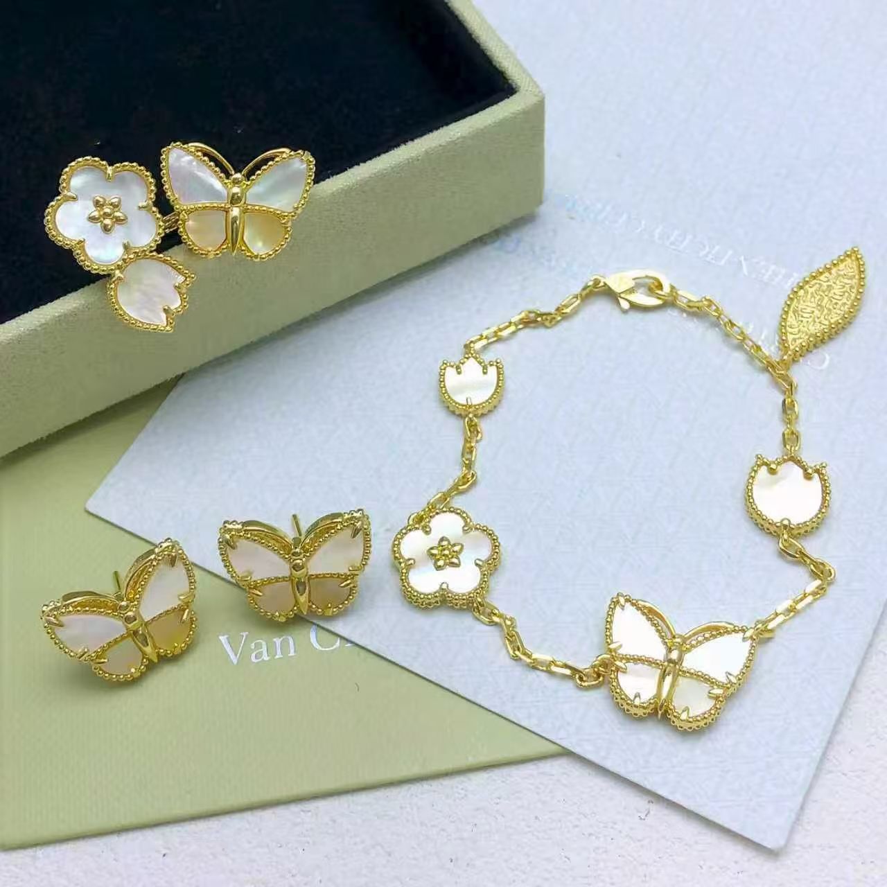 [Aura ] 26 NEW CLOVER LUCKY LIGHT YELLOW AND WHITE SET