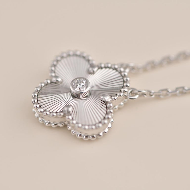 [⭐Aura ]CLOVER  15MM DIAMOND LASER NECKLACE SILVER